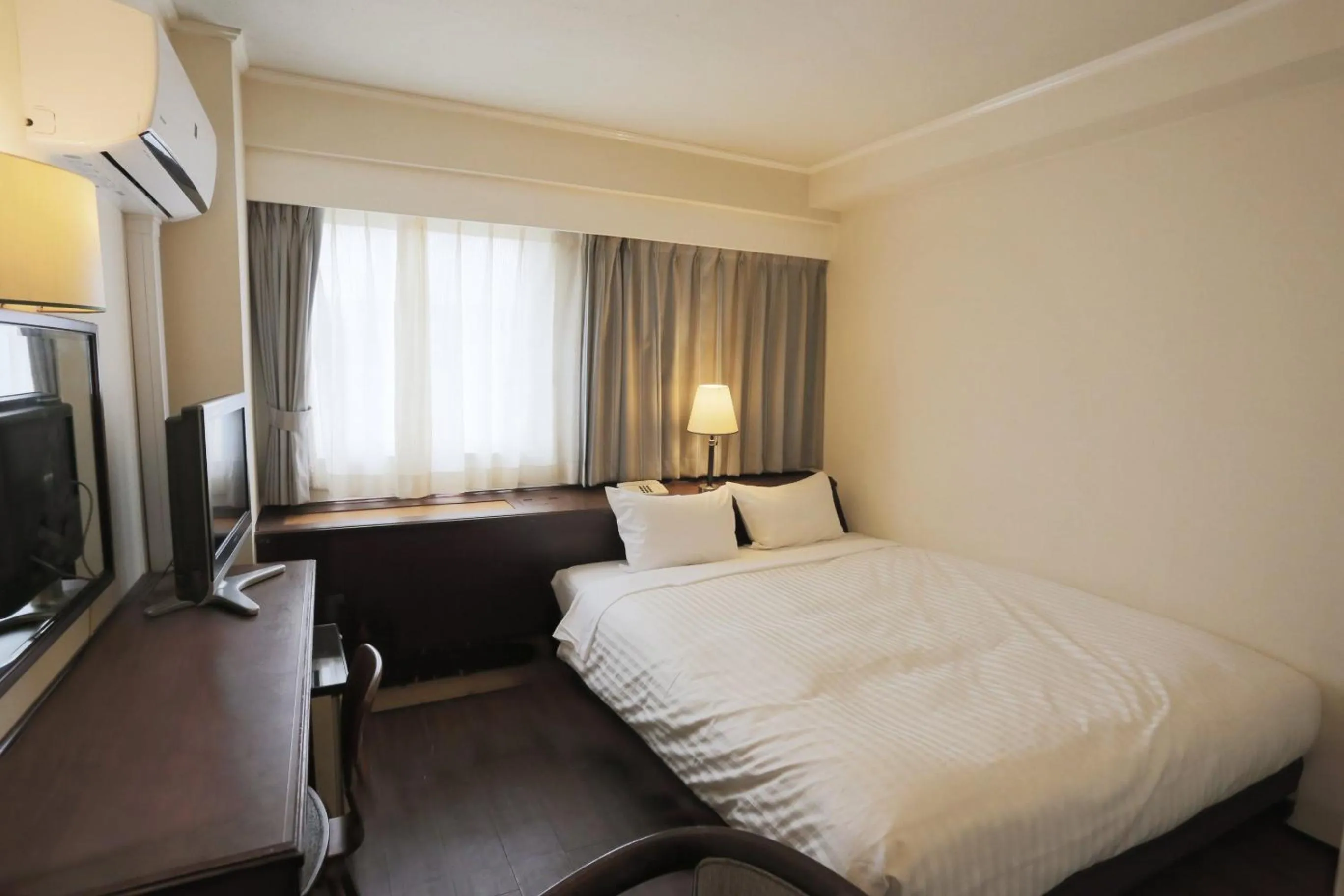 Photo of the whole room, Bed in Hotel Castle Inn Yokkaichi