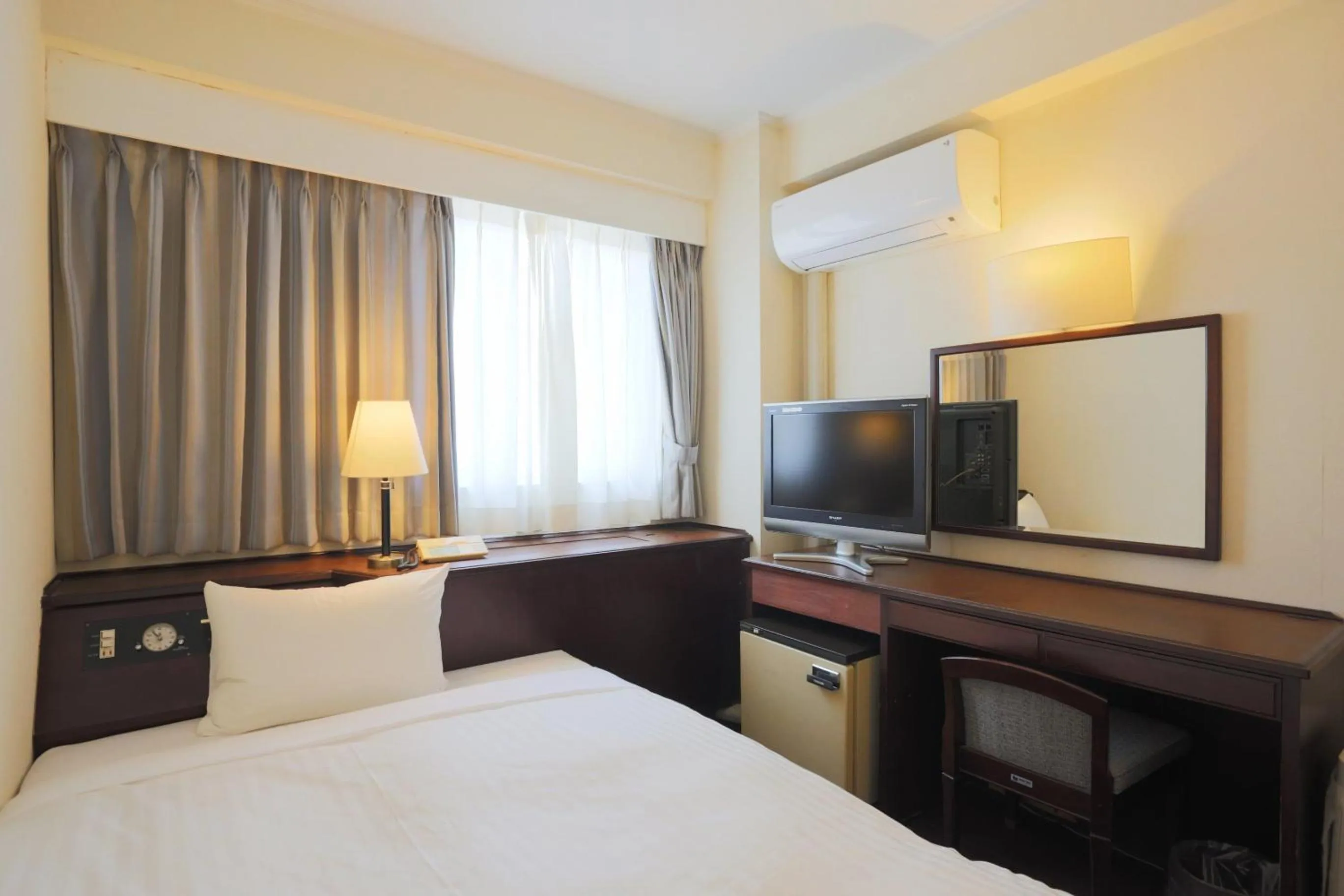 Photo of the whole room, Bed in Hotel Castle Inn Yokkaichi