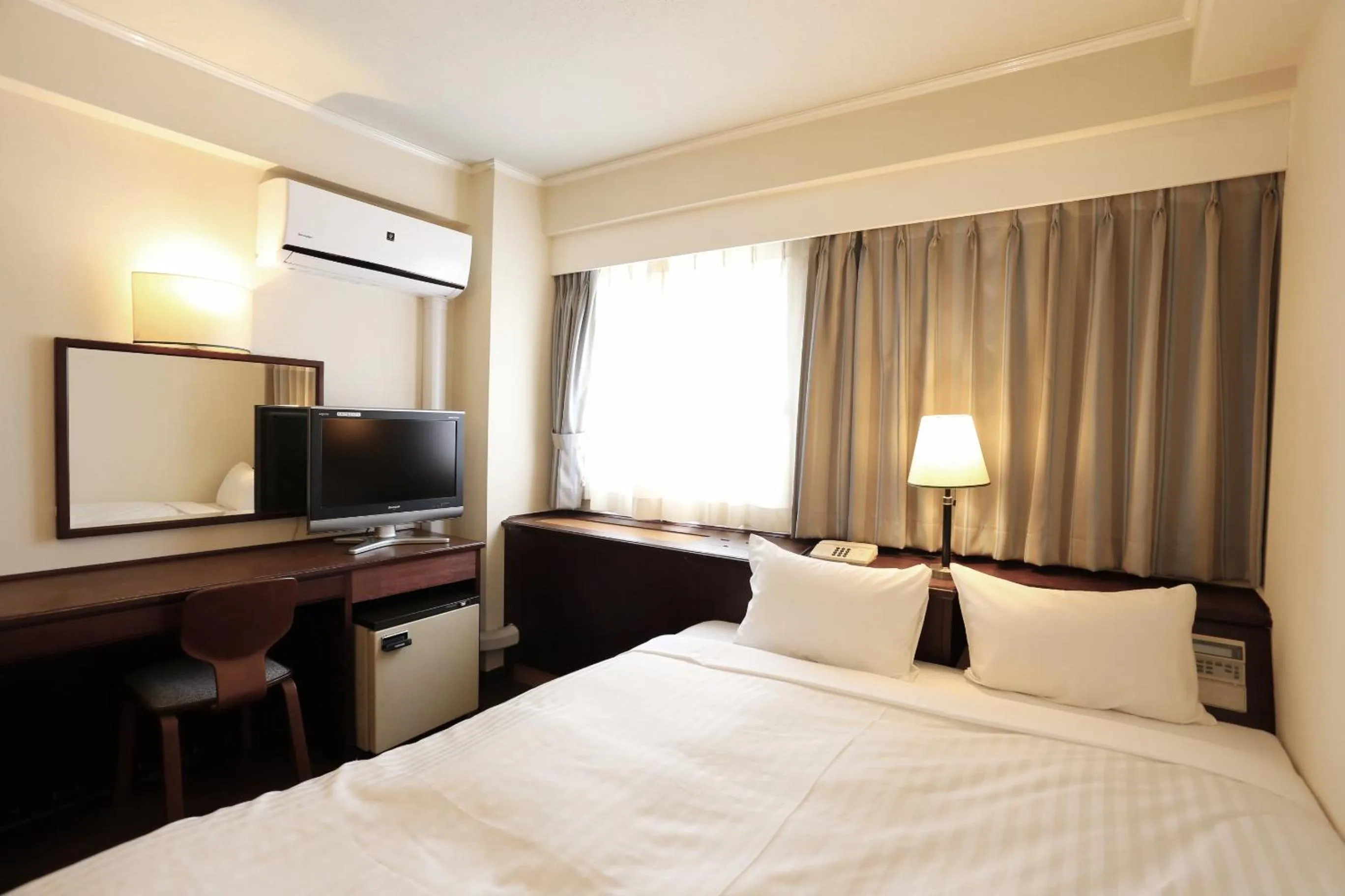 Photo of the whole room, Bed in Hotel Castle Inn Yokkaichi