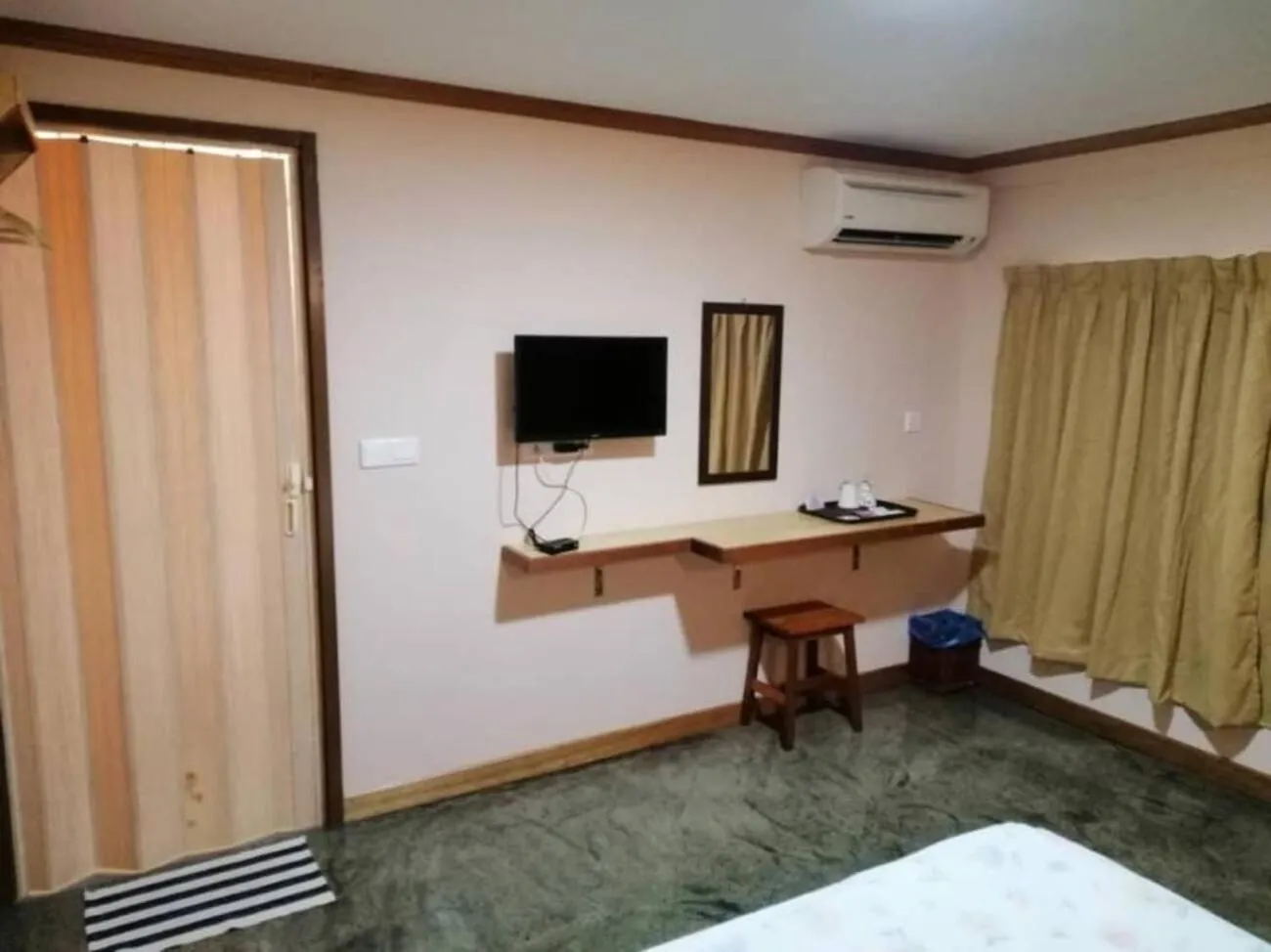 View (from property/room), Bed in Seaside Travellers Inn