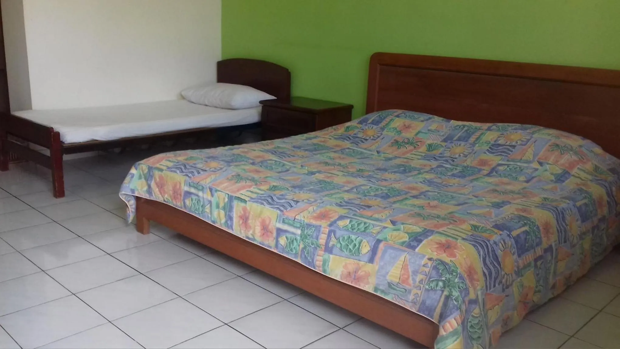 Photo of the whole room, Bed in Seaside Travellers Inn