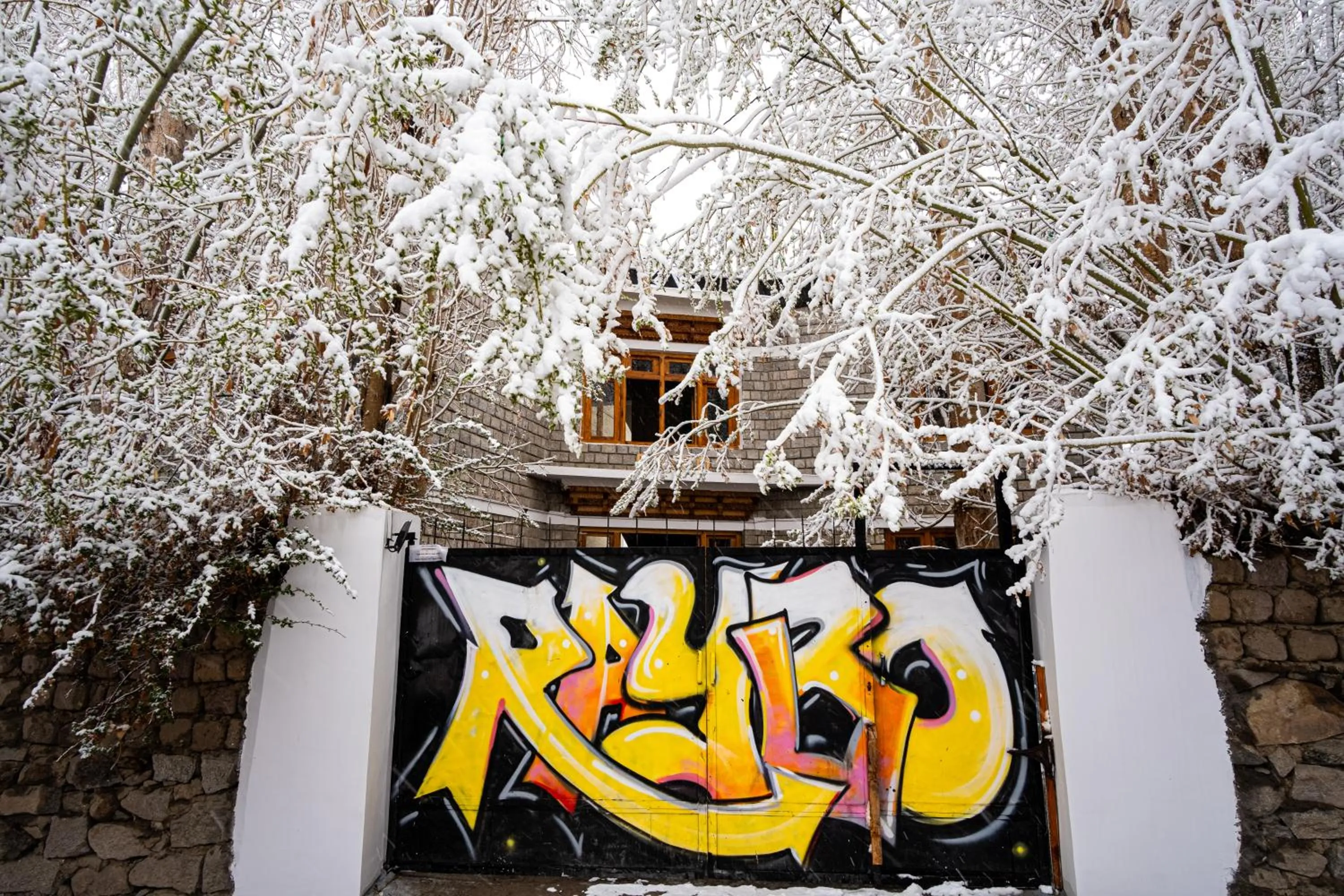 Property building in Raybo Hostel - Serene stay with 5 mins walk from the main market