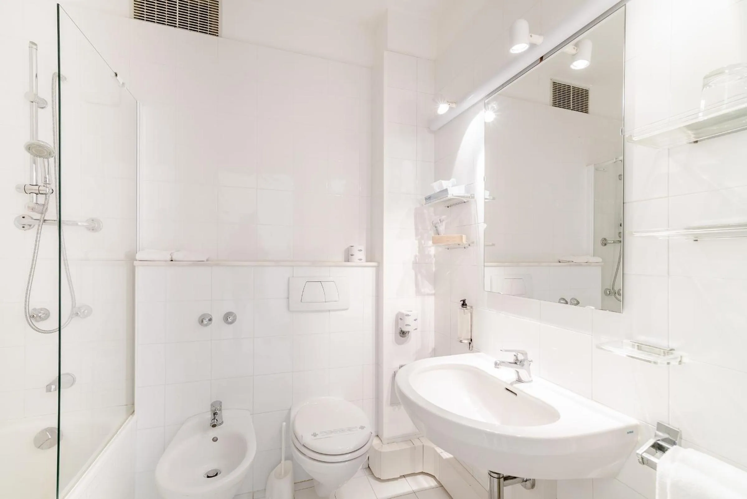 Shower in Grand Hotel Don Juan