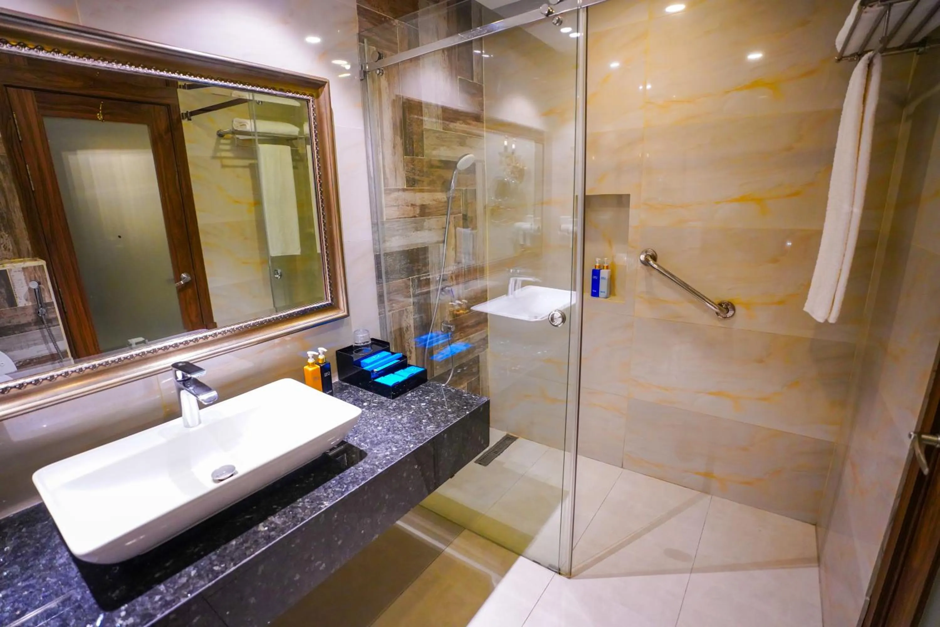 Shower in IFQ Hotel & Resort Islamabad