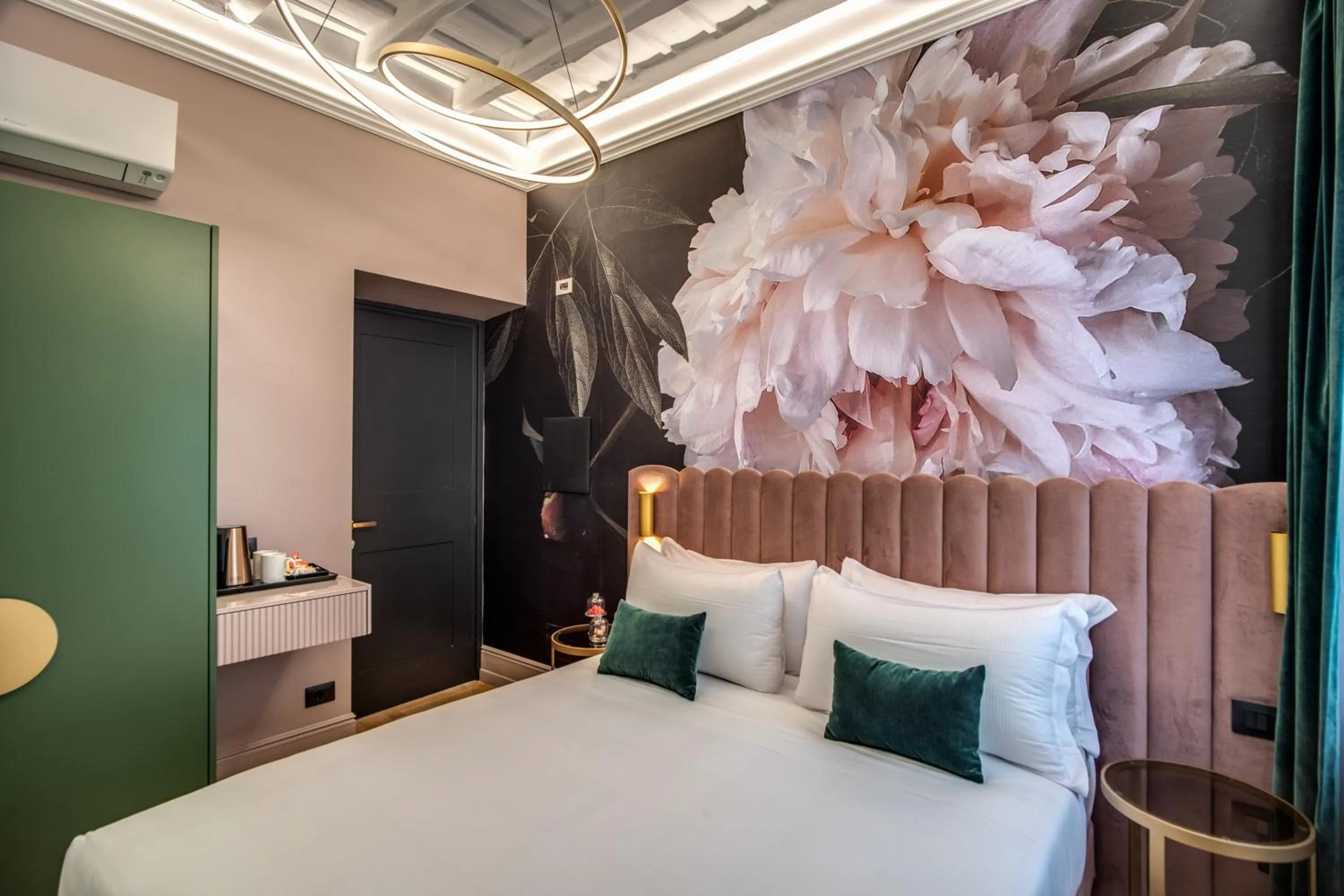 View (from property/room), Bed in Palazzetto Trevi