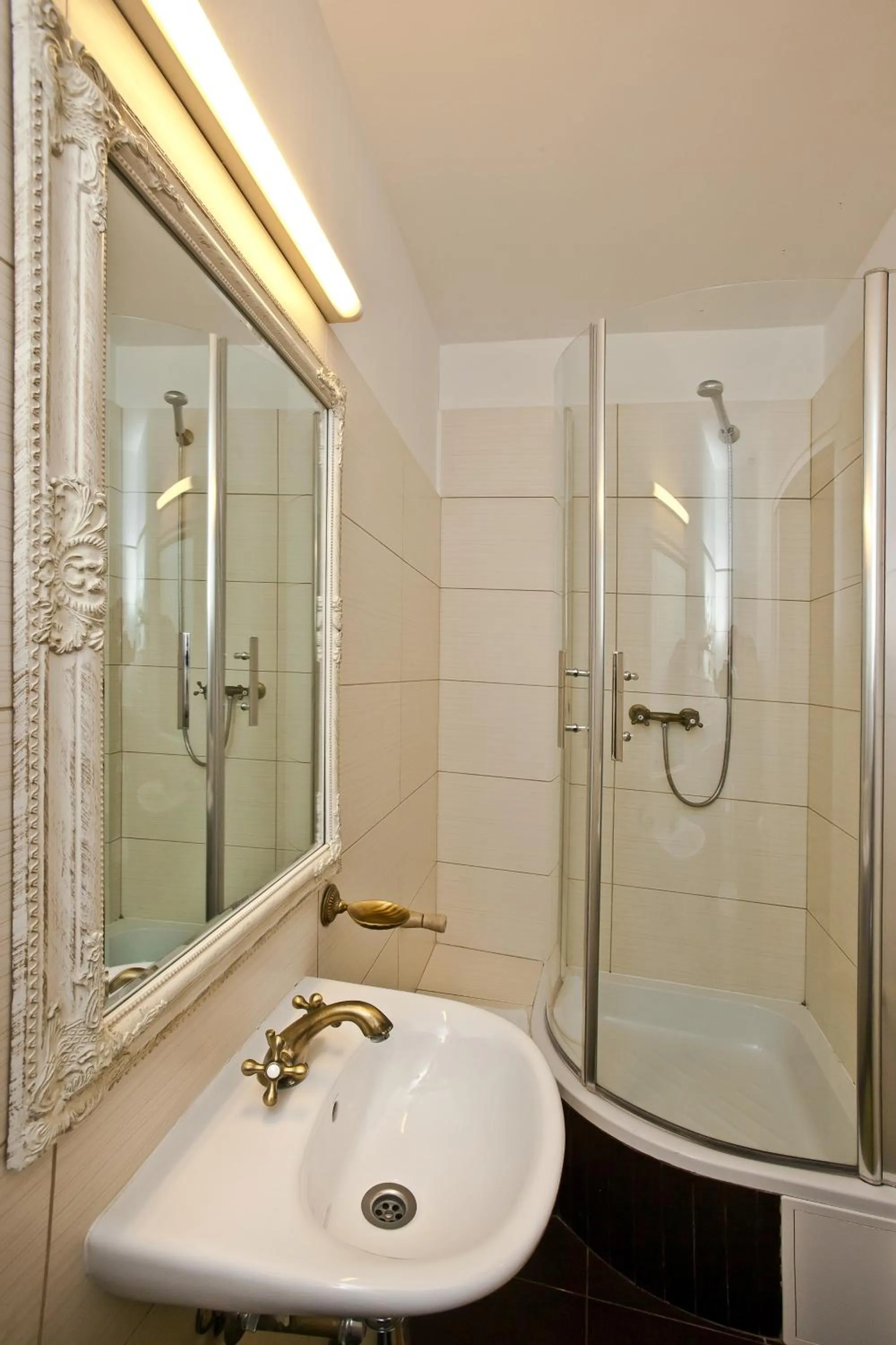 Bathroom in Castle Inn