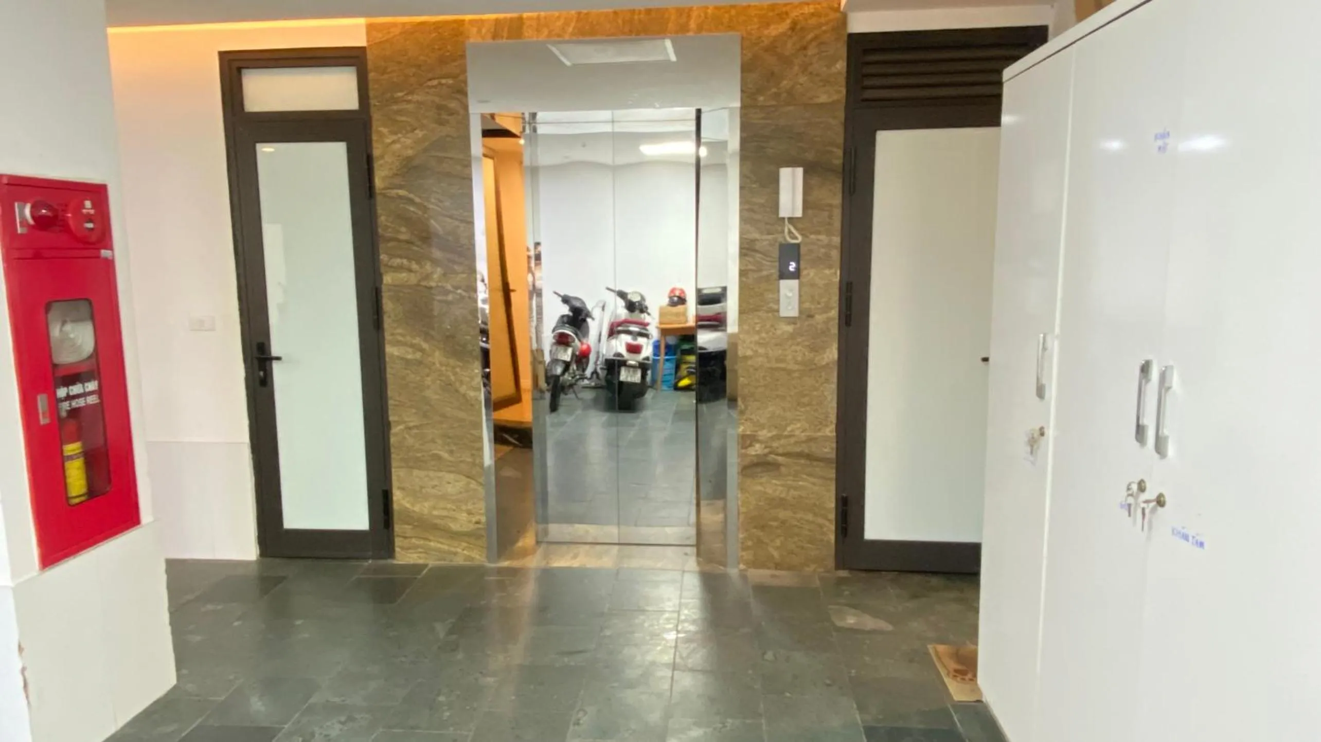 elevator in Era Cozy Apartment