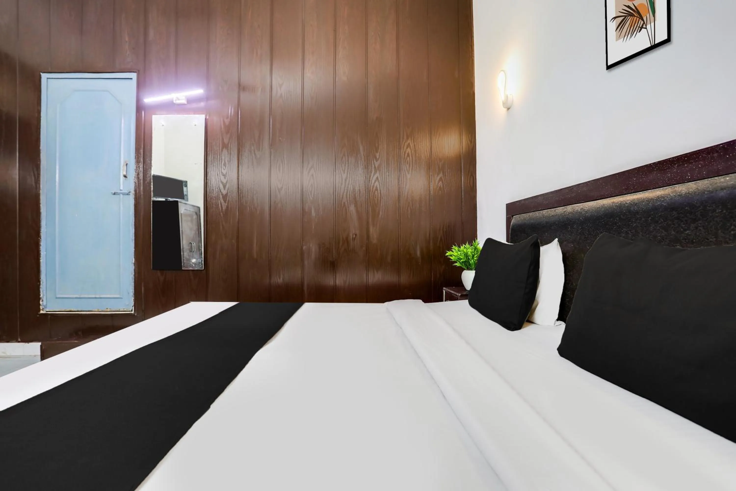 Bedroom, Bed in Super Hotel O Tajganj Near Taj Mahal West Gate