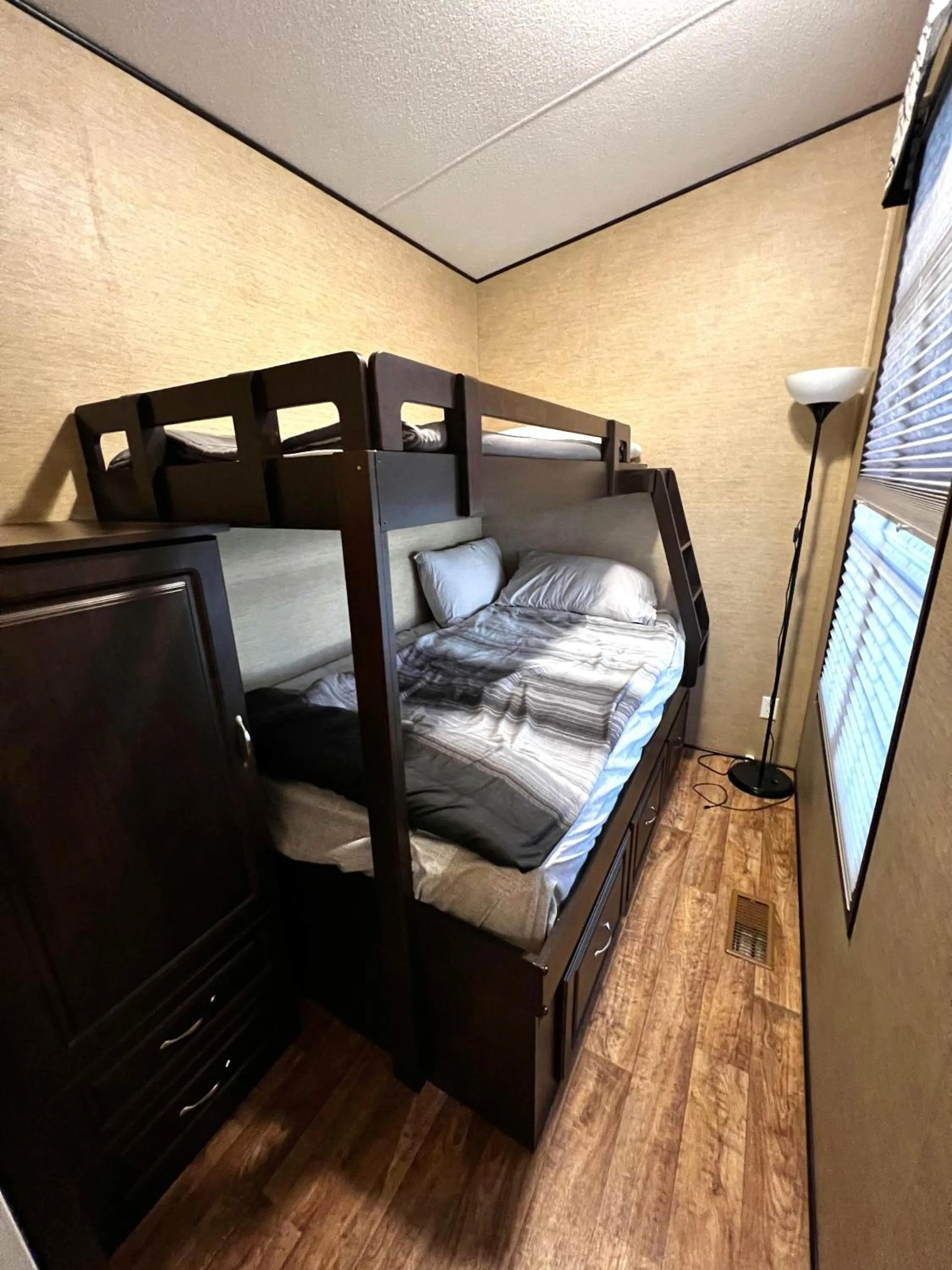 Bedroom, Bed in Vine Ridge Resort - Cottages