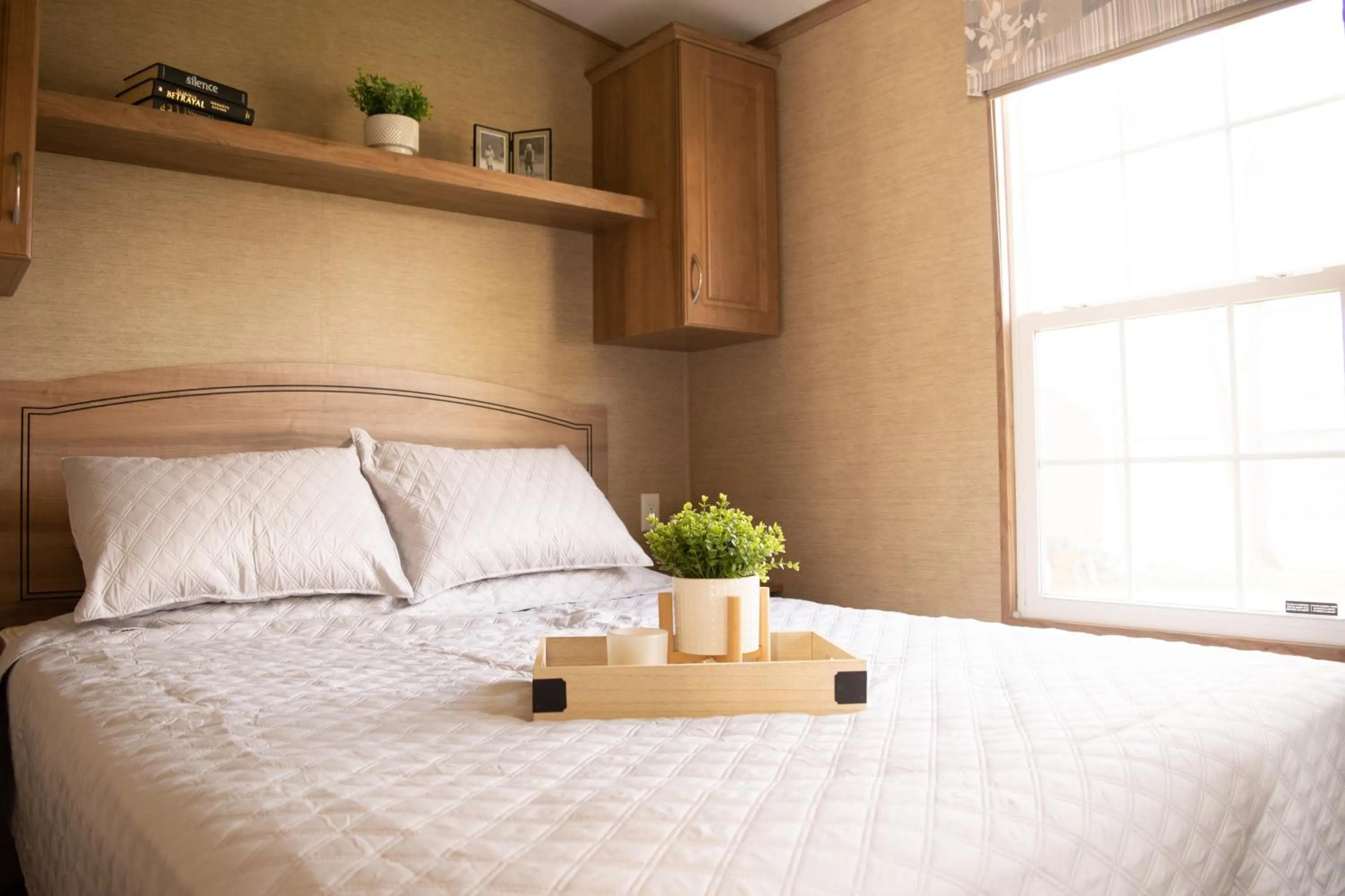 Bedroom, Bed in Vine Ridge Resort - Cottages