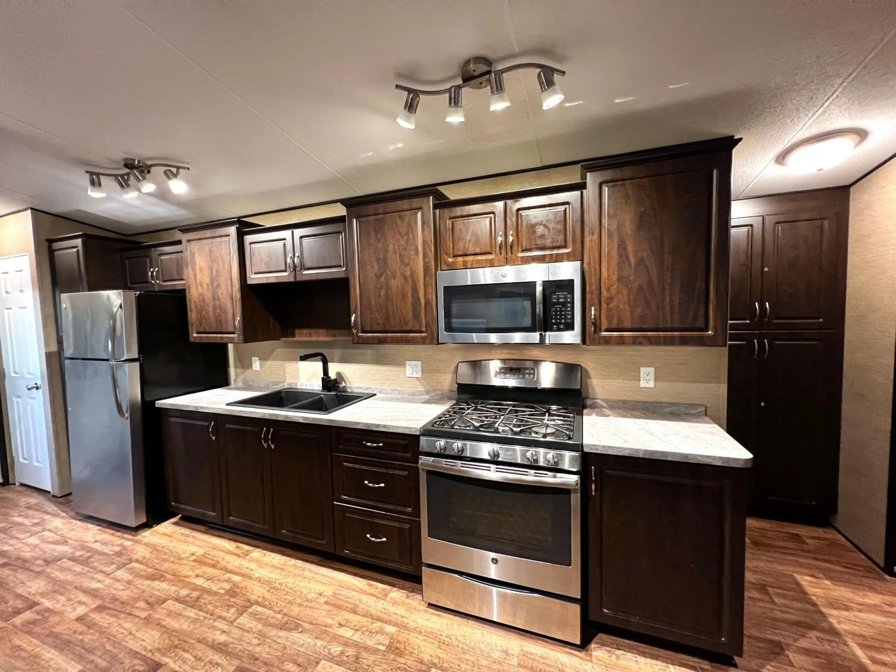 Kitchen or kitchenette in Vine Ridge Resort - Cottages