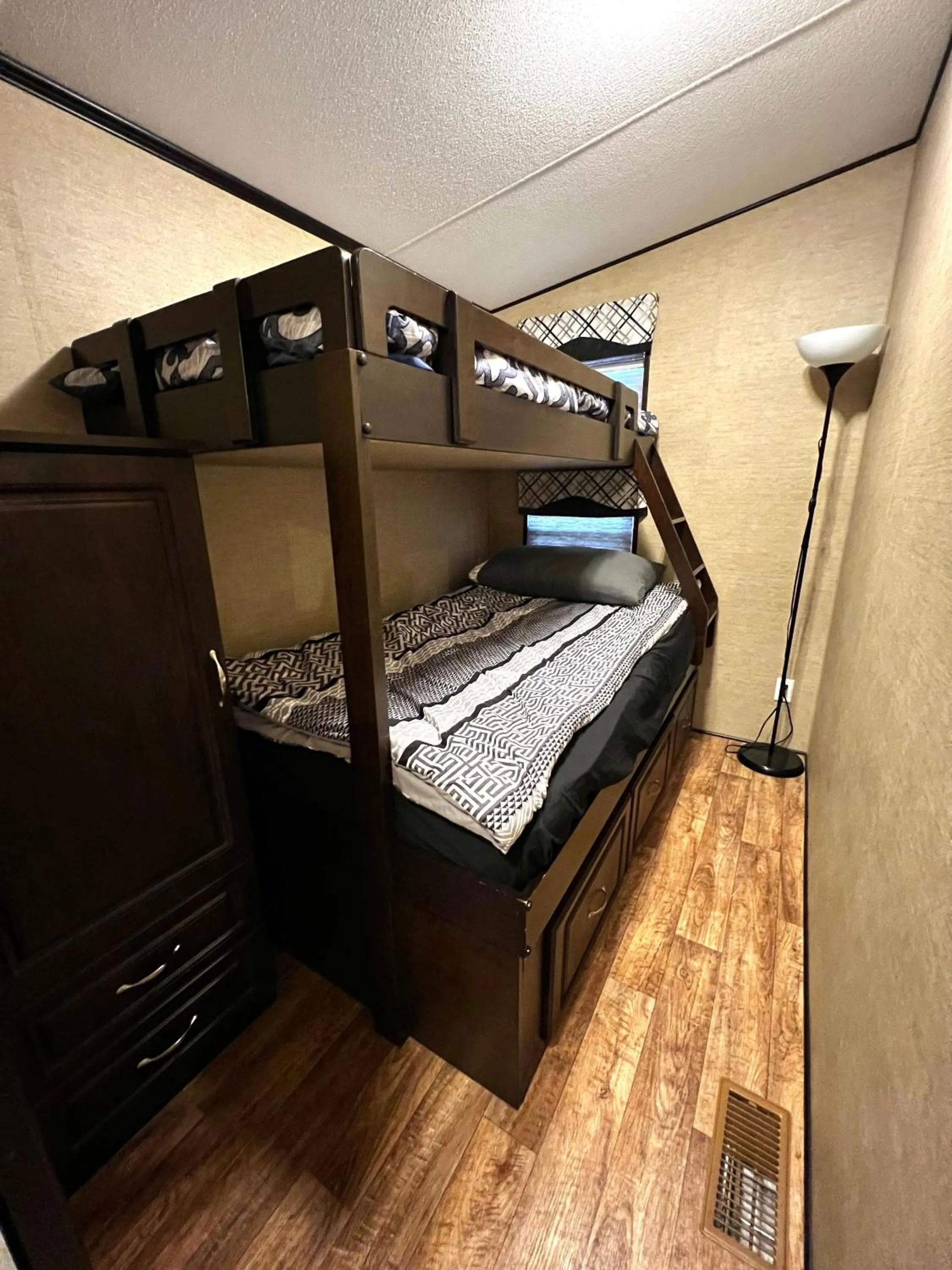 Bedroom, Bed in Vine Ridge Resort - Cottages
