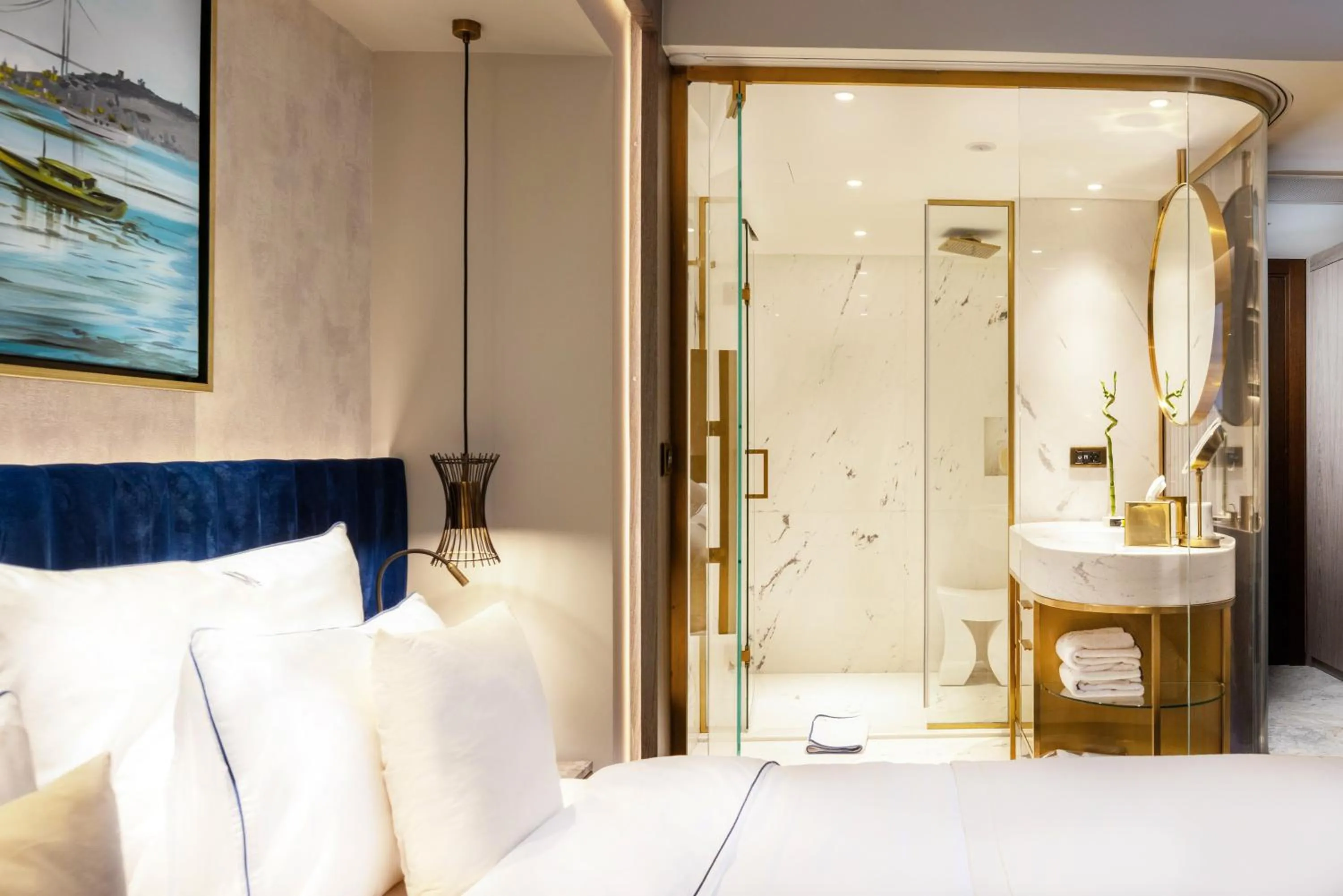 Shower, Bed in The Maestro Hotel