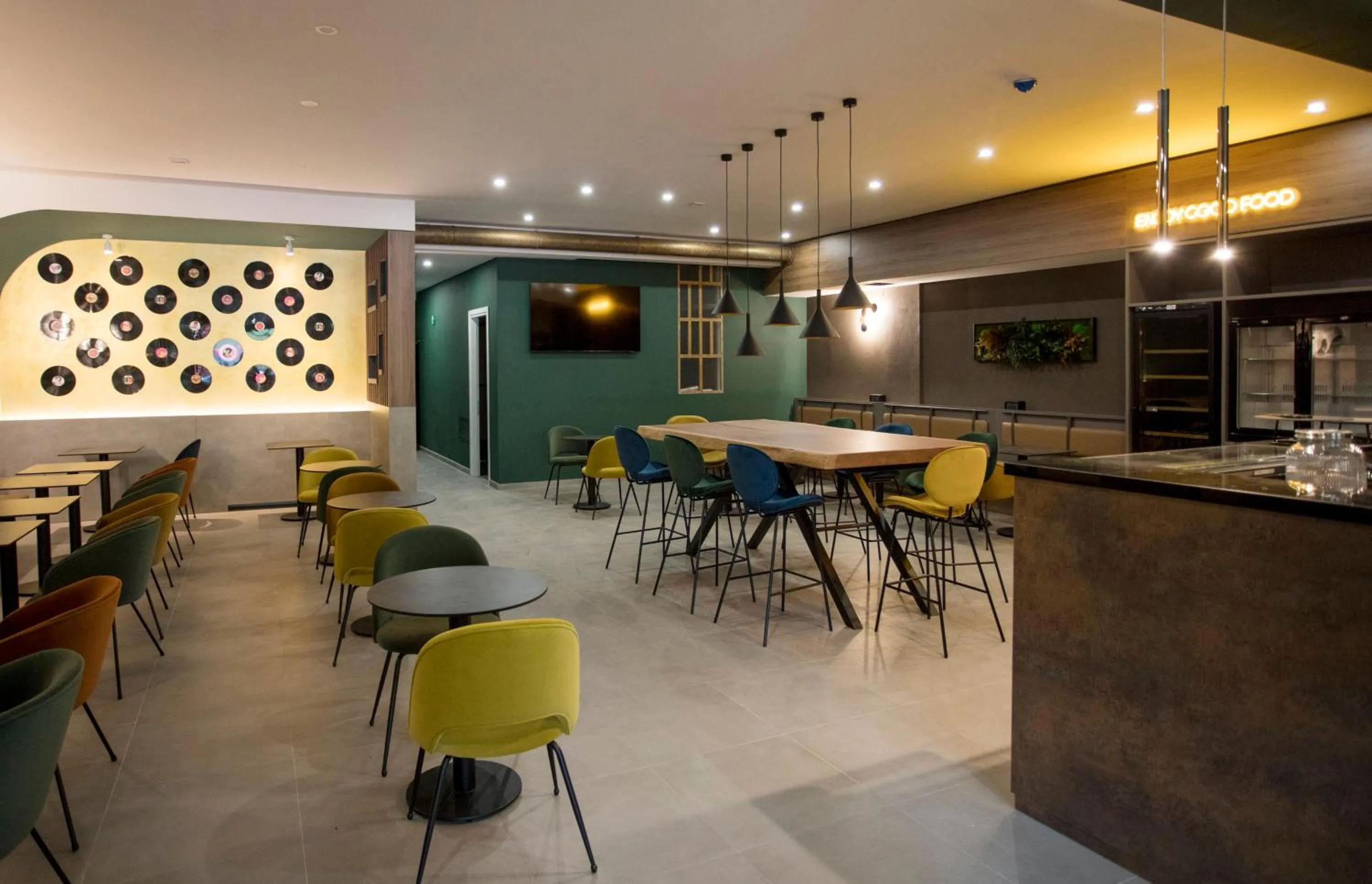 Communal lounge/ TV room in Moody smart & comfy Hotel