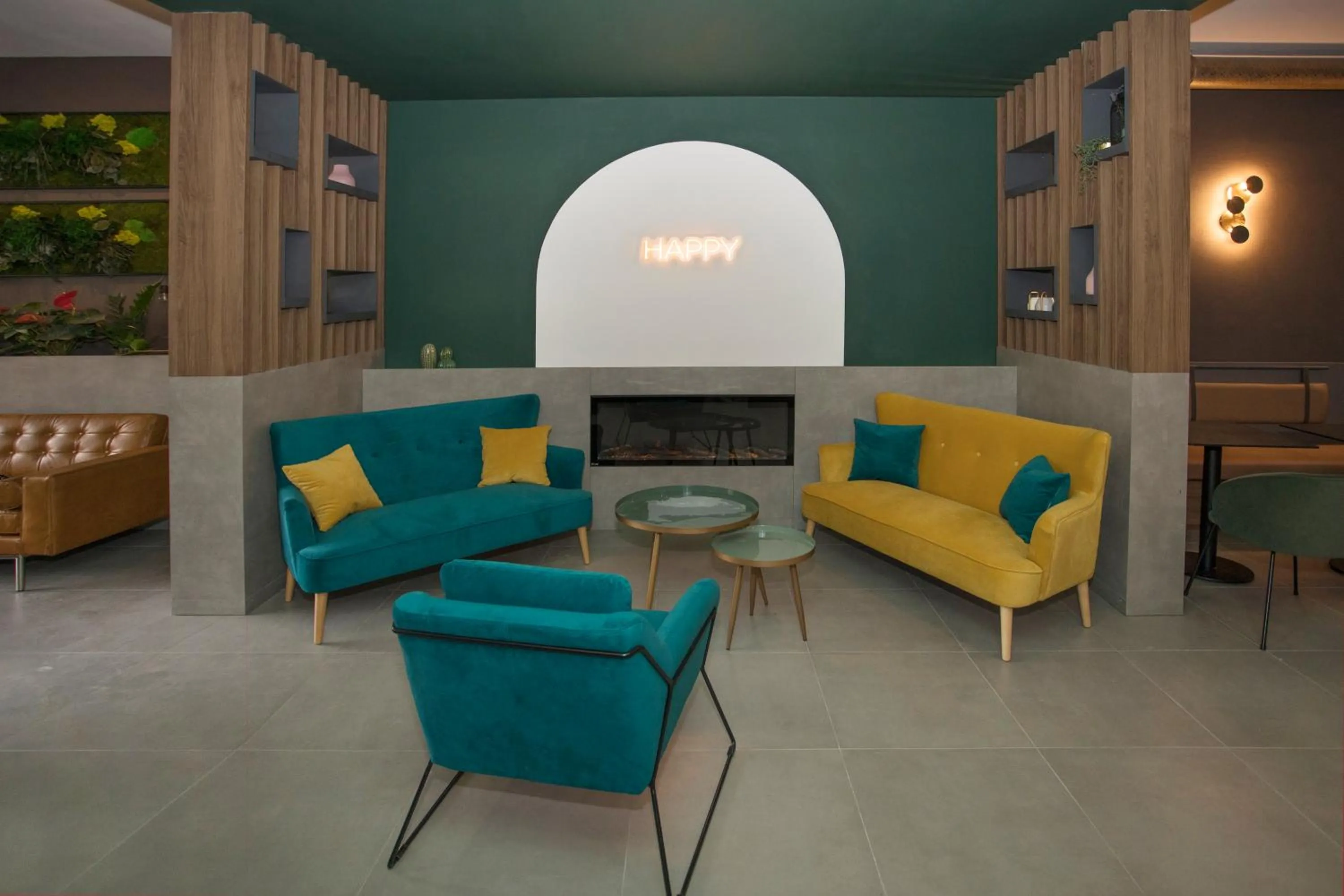 Communal lounge/ TV room in Moody smart & comfy Hotel