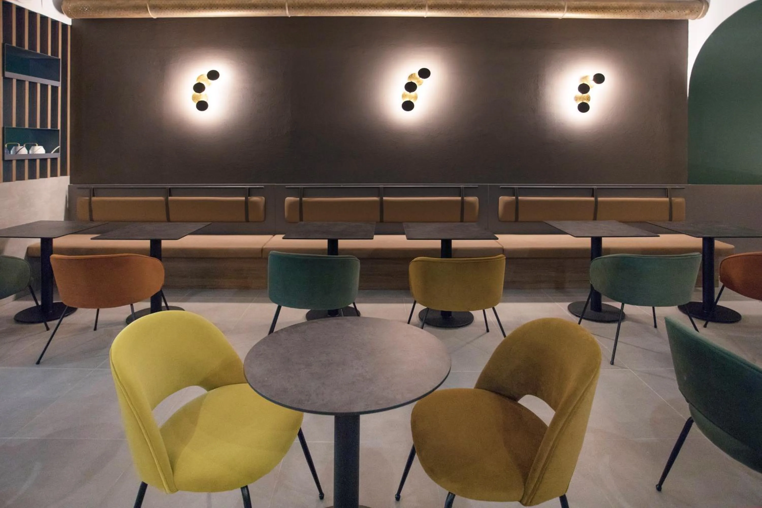 Communal lounge/ TV room in Moody smart & comfy Hotel