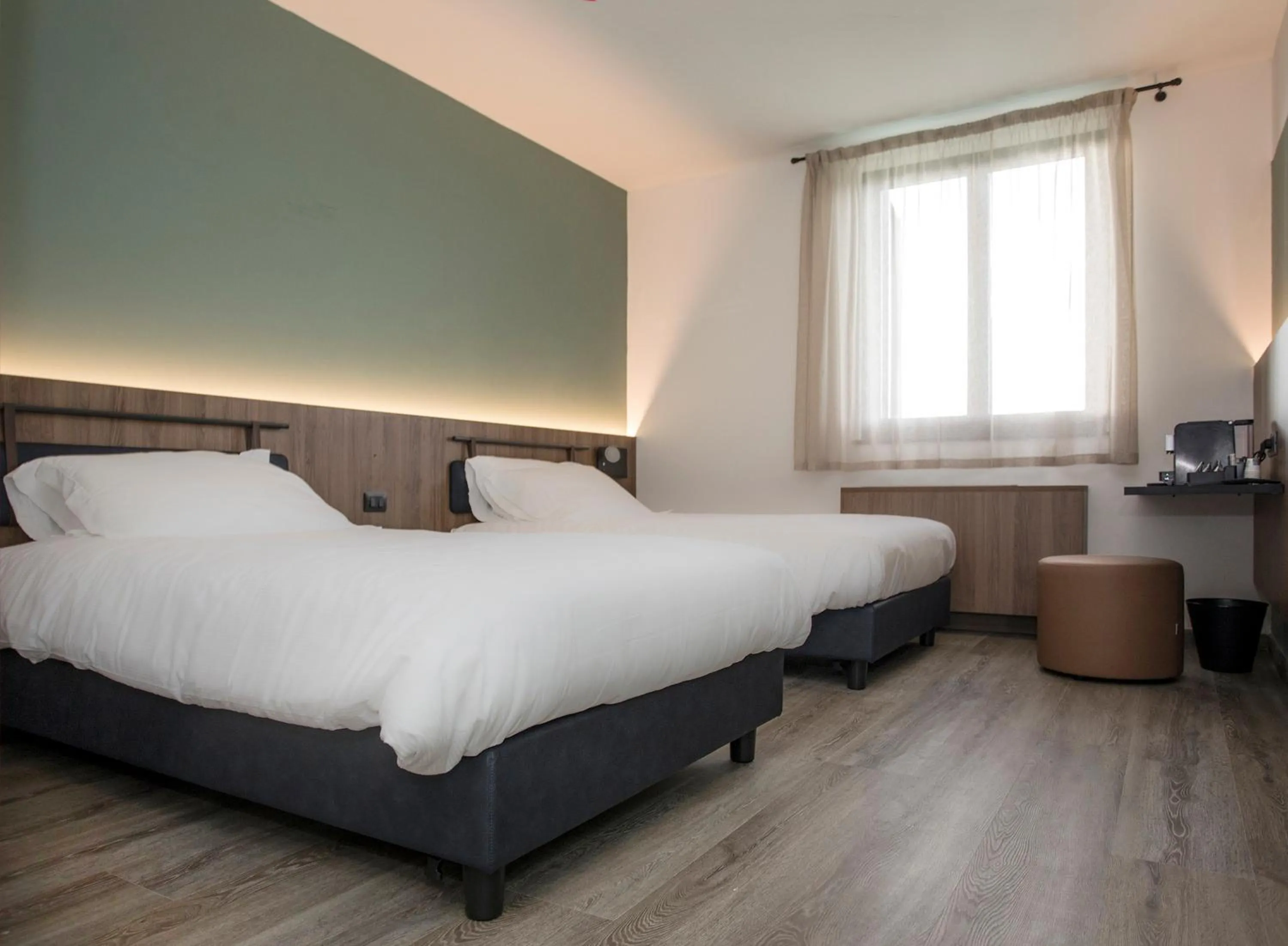 Bed in Moody smart & comfy Hotel