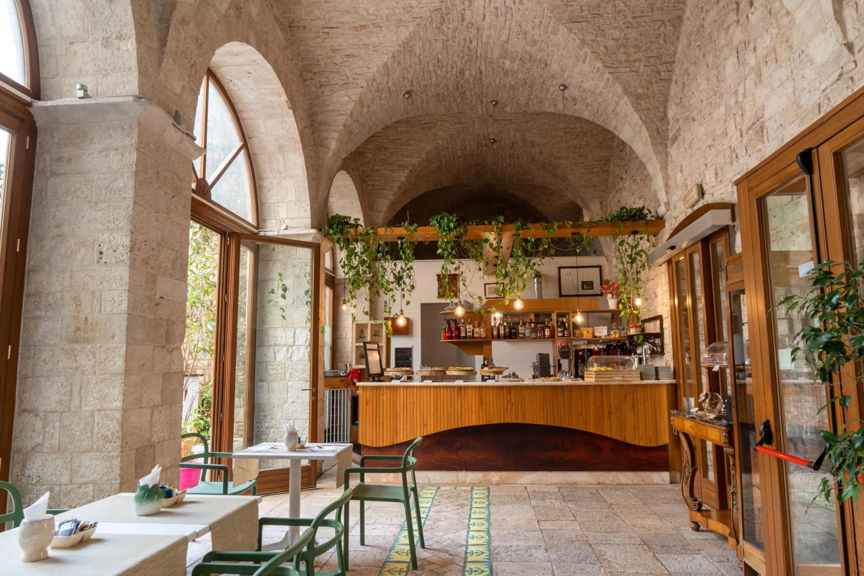 Restaurant/places to eat in S. Martin Hotel