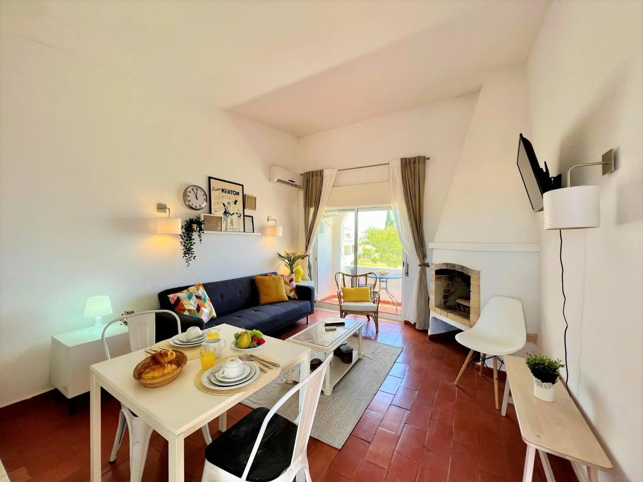 Dining area in Armação de Pêra Twins 1 by Homing
