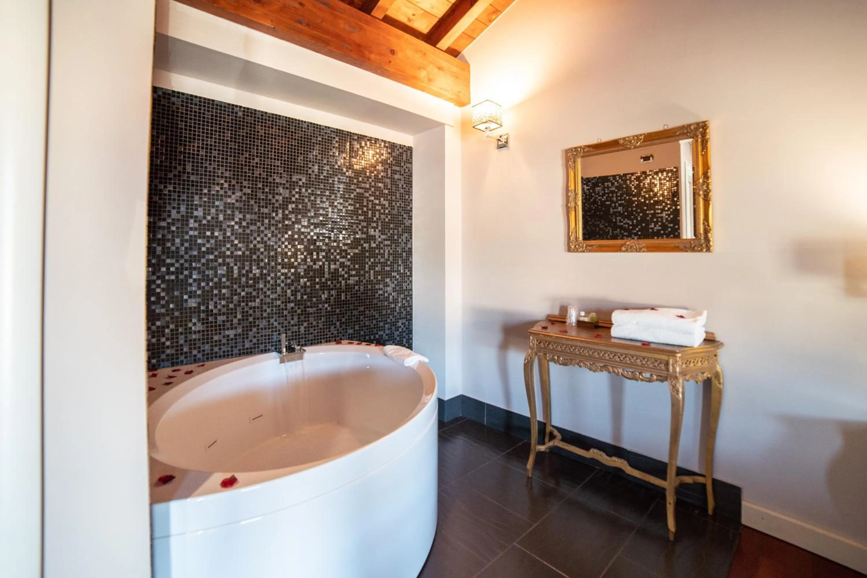 Hot Tub in Hotel Residence Montelago