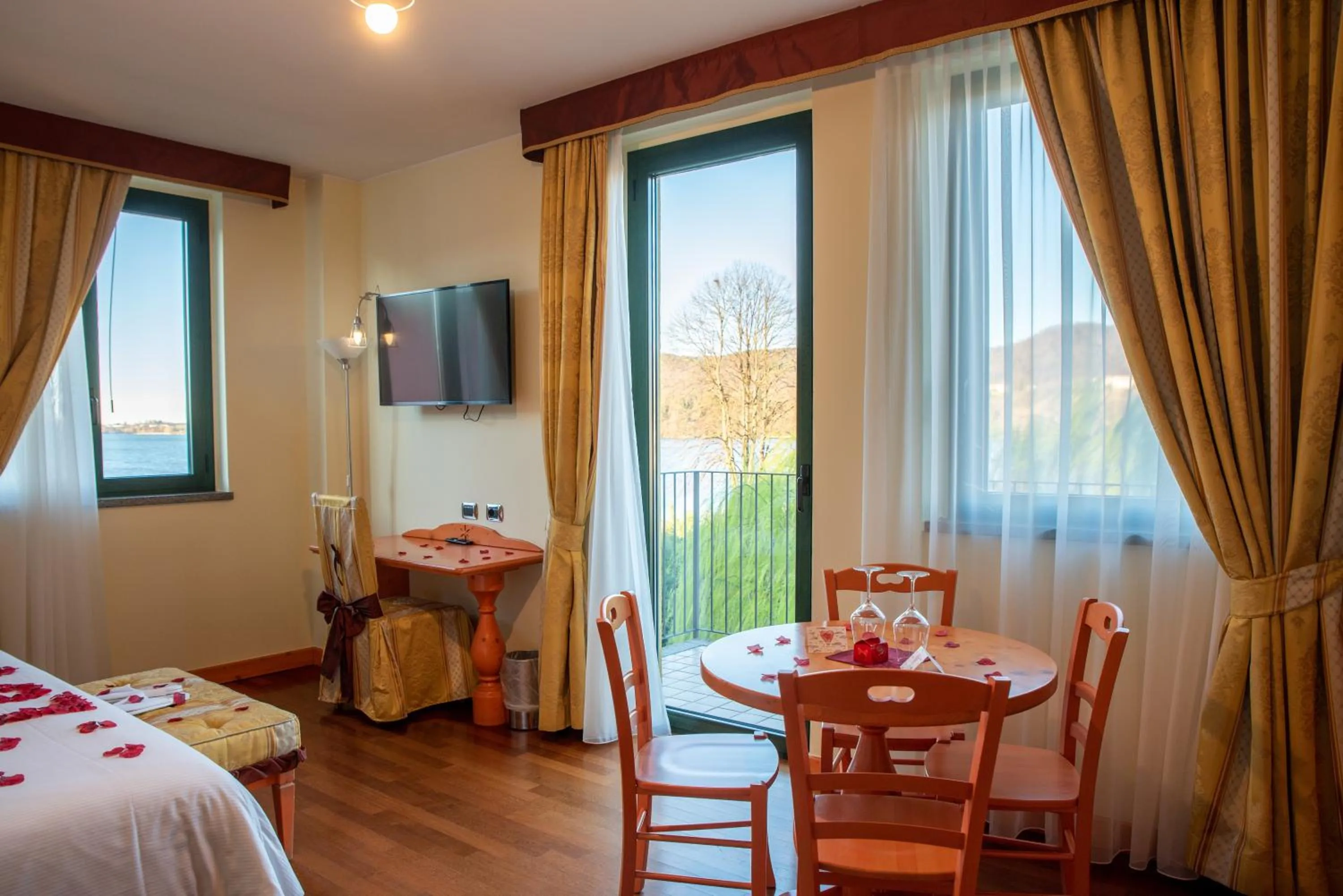 Balcony/Terrace, Bed in Hotel Residence Montelago