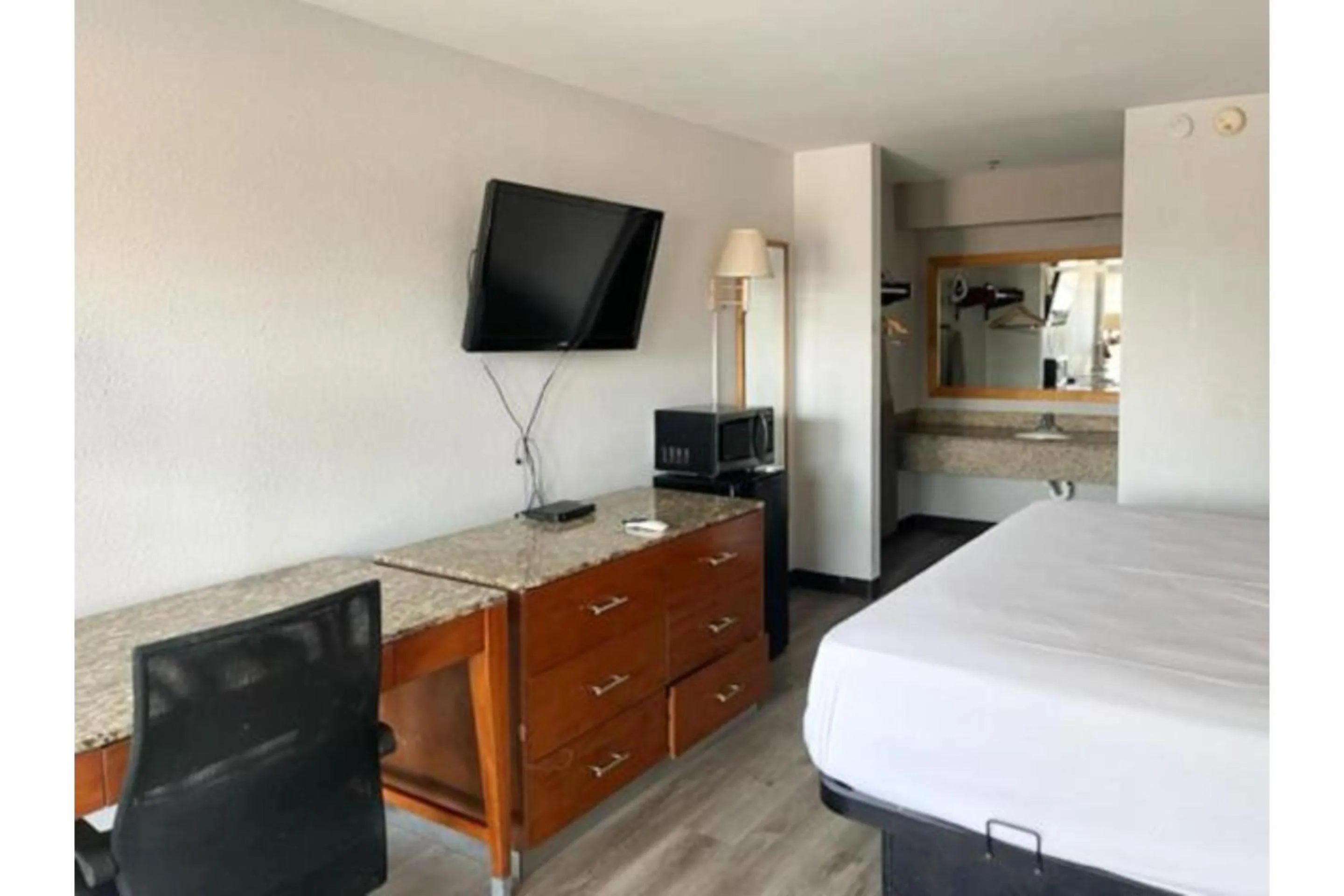 Bedroom, Bed in Motel 6 Laurel, MS