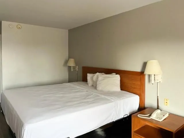 Bedroom, Bed in Rodeway Inn