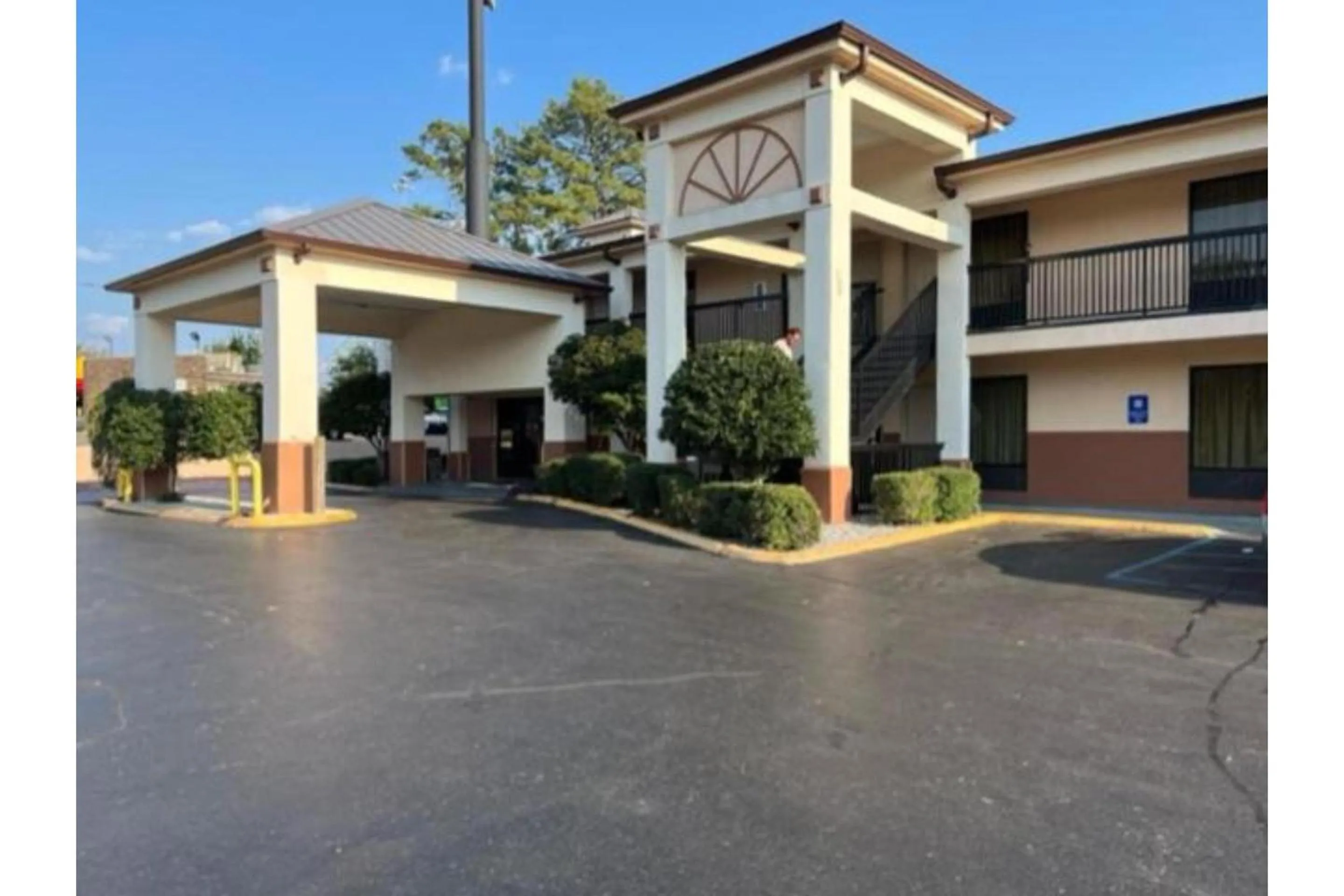 Property building in Motel 6 Laurel, MS