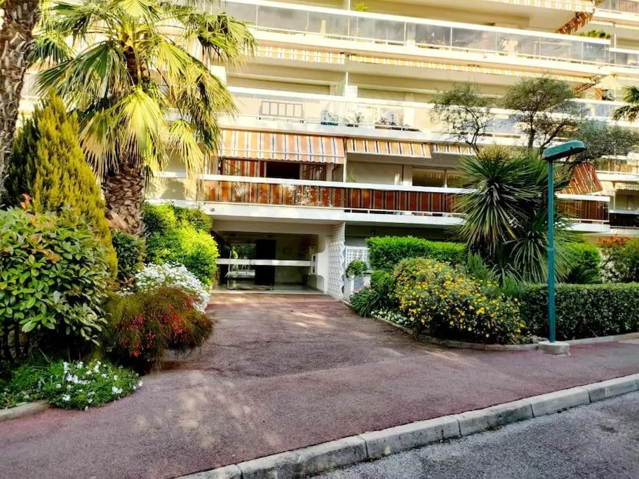 Superbe appartement climatisé proche plages, grande terrasse et parking privé