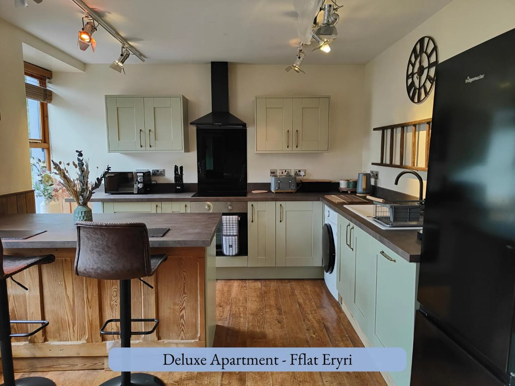 Kitchen or kitchenette in Llew Accommodation - The Townhouse