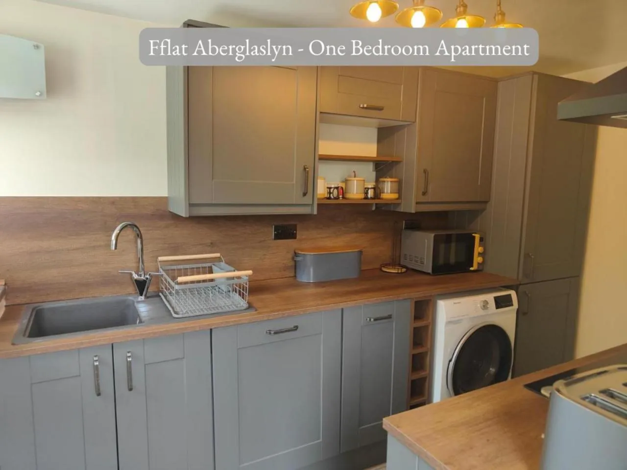 Kitchen or kitchenette in Llew Accommodation - The Townhouse
