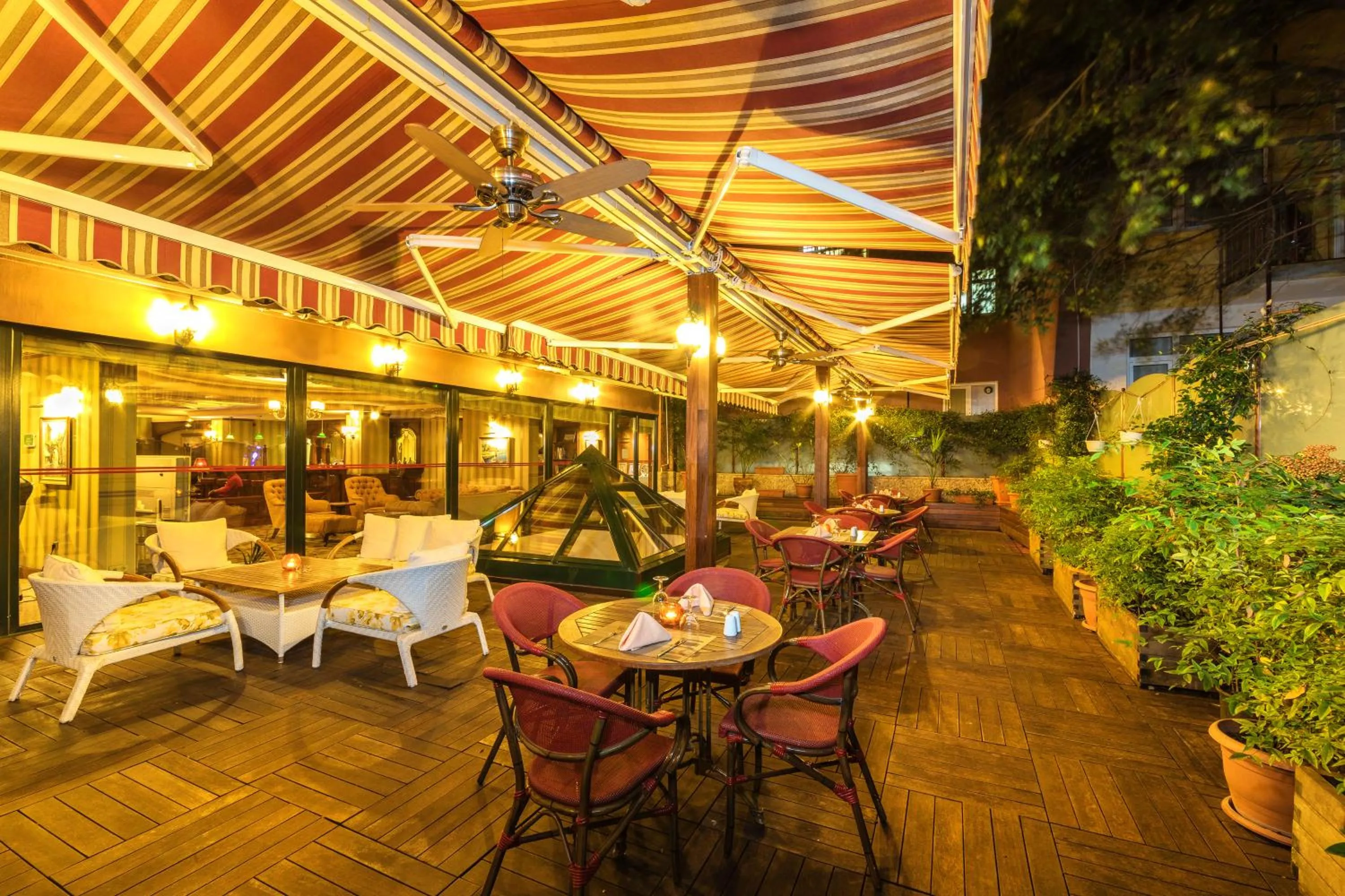 Restaurant/places to eat in Grand Yavuz Hotel Sultanahmet