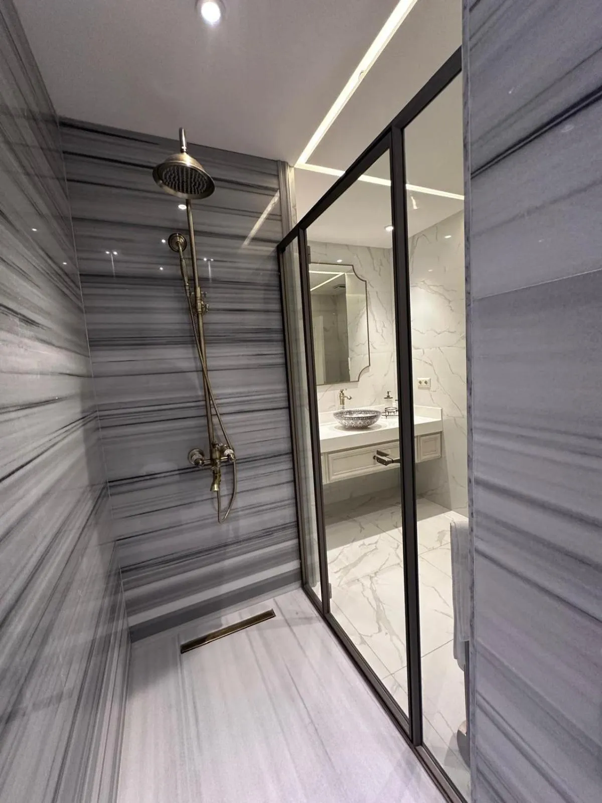 Shower in Grand Yavuz Hotel Sultanahmet