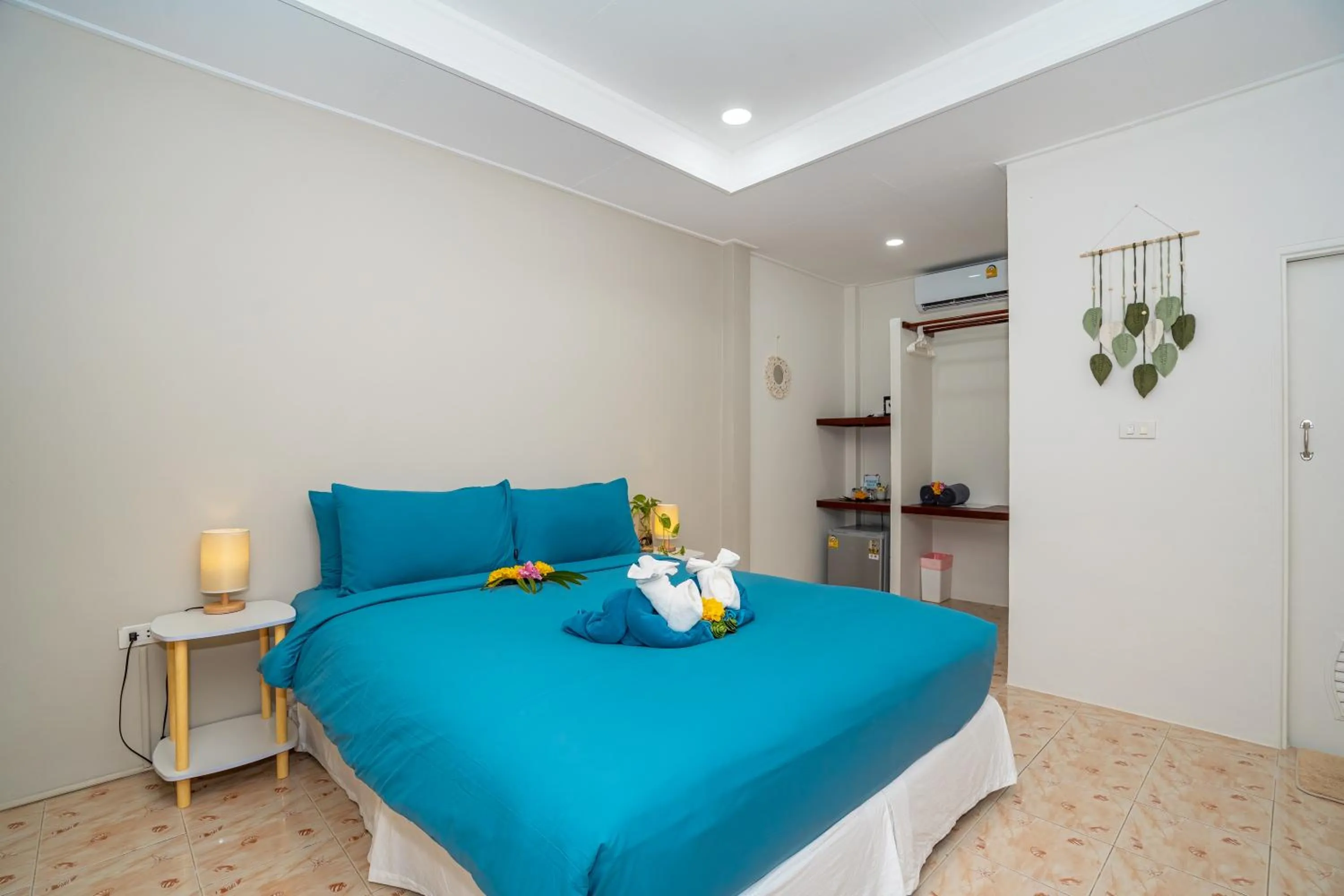 Coffee/tea facilities, Bed in Lanta Beachfront Resort