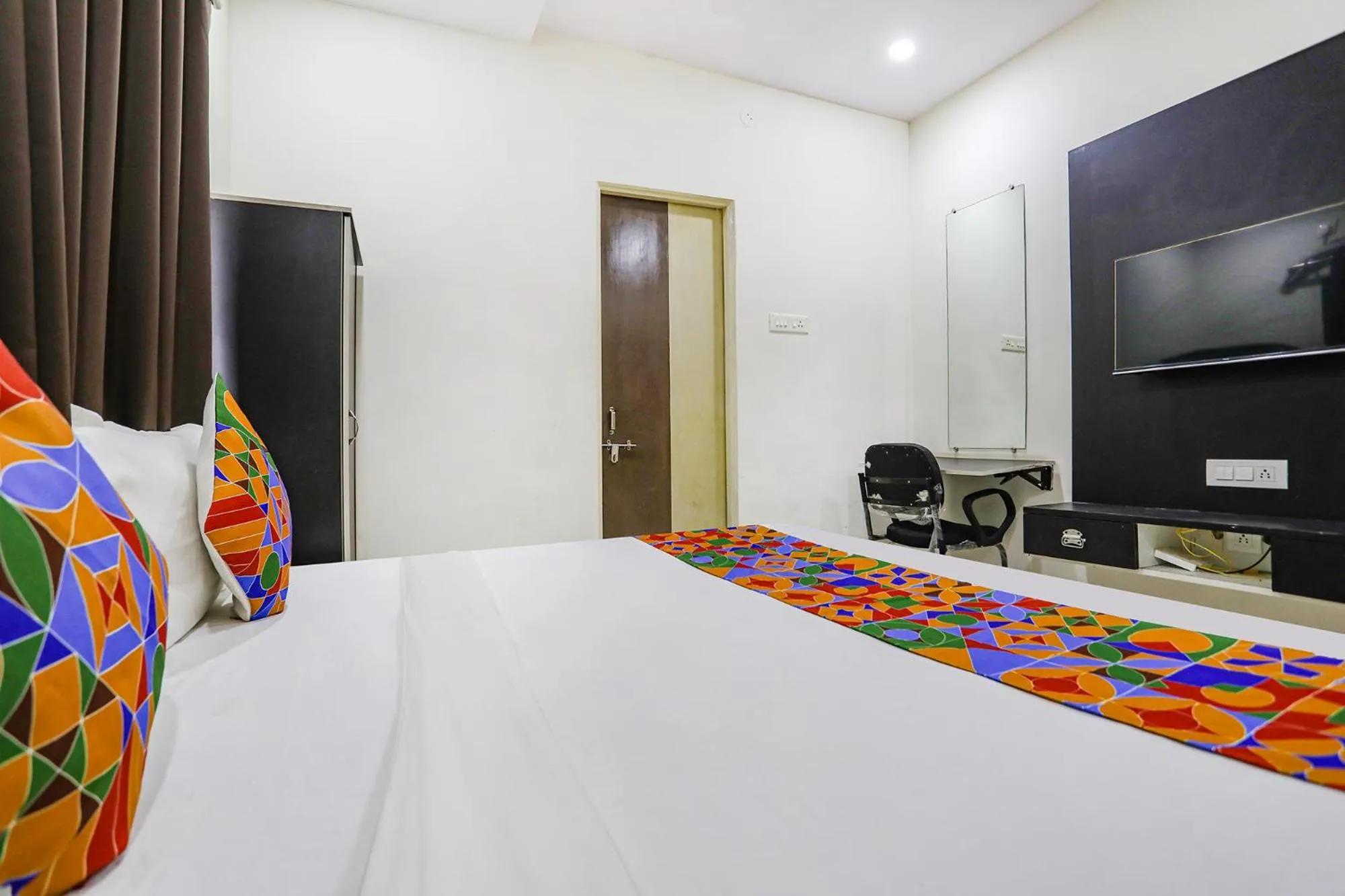 Bed in FabHotel New Shraddha Inn - Nr Airport Colony