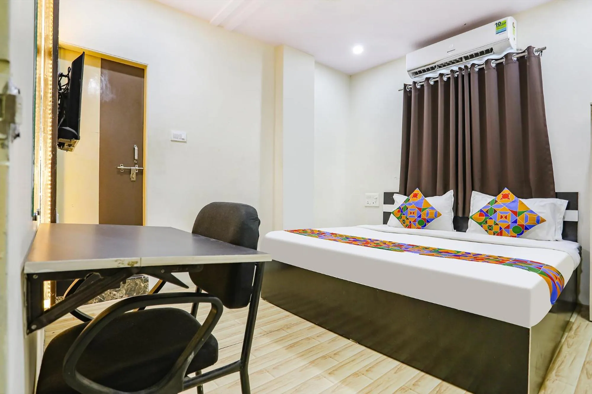 Bed in FabHotel New Shraddha Inn - Nr Airport Colony