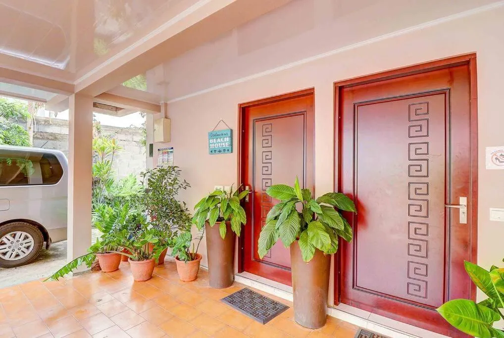 Facade/entrance in Tahiti beach house