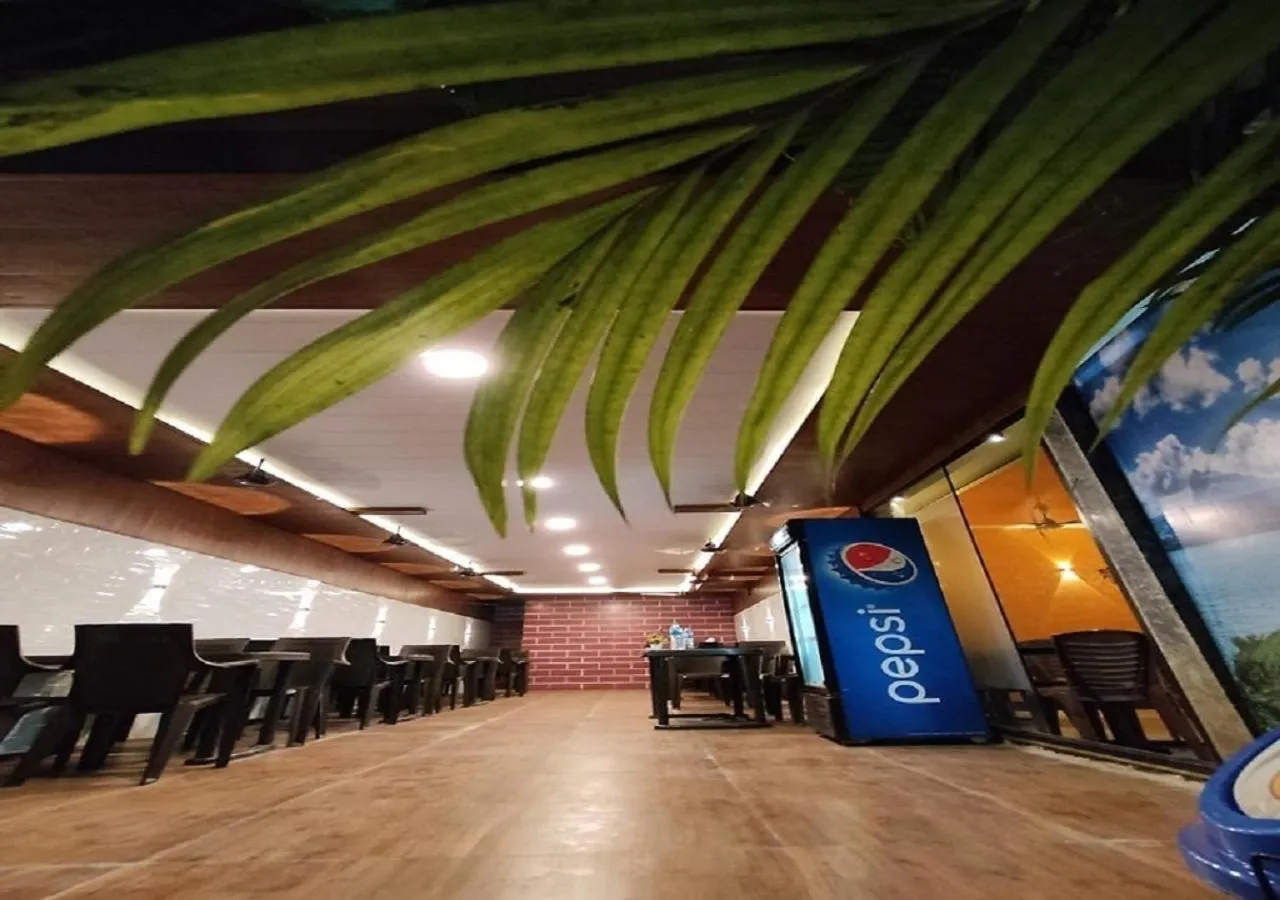 Restaurant/places to eat in Hotel Geetanjali St Bus Stand Panvel