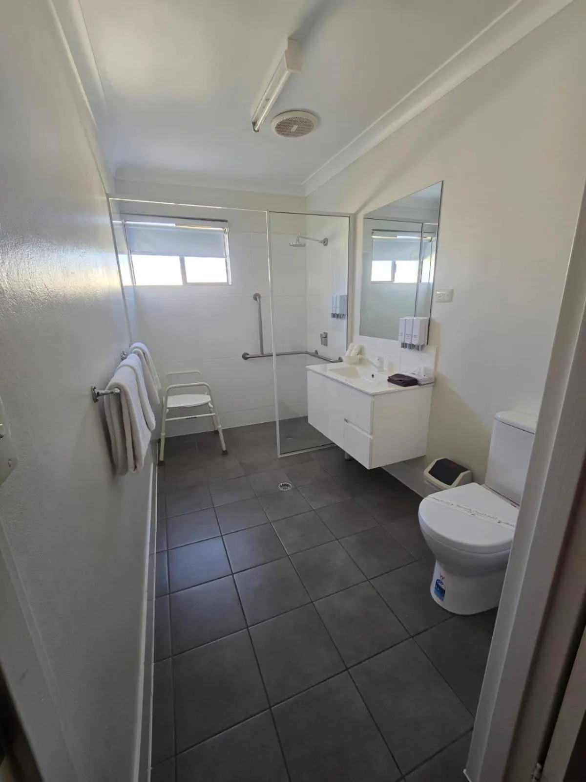 Shower in Country Pathfinder Motor Inn