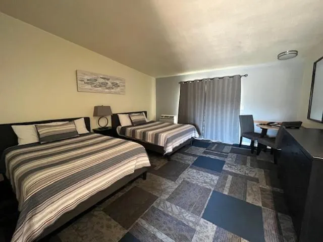 View (from property/room), Bed in Ponderosa Gardens Motel