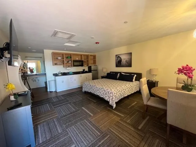 View (from property/room), Bed in Ponderosa Gardens Motel