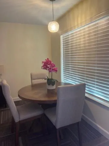 Dining area in Ponderosa Gardens Motel