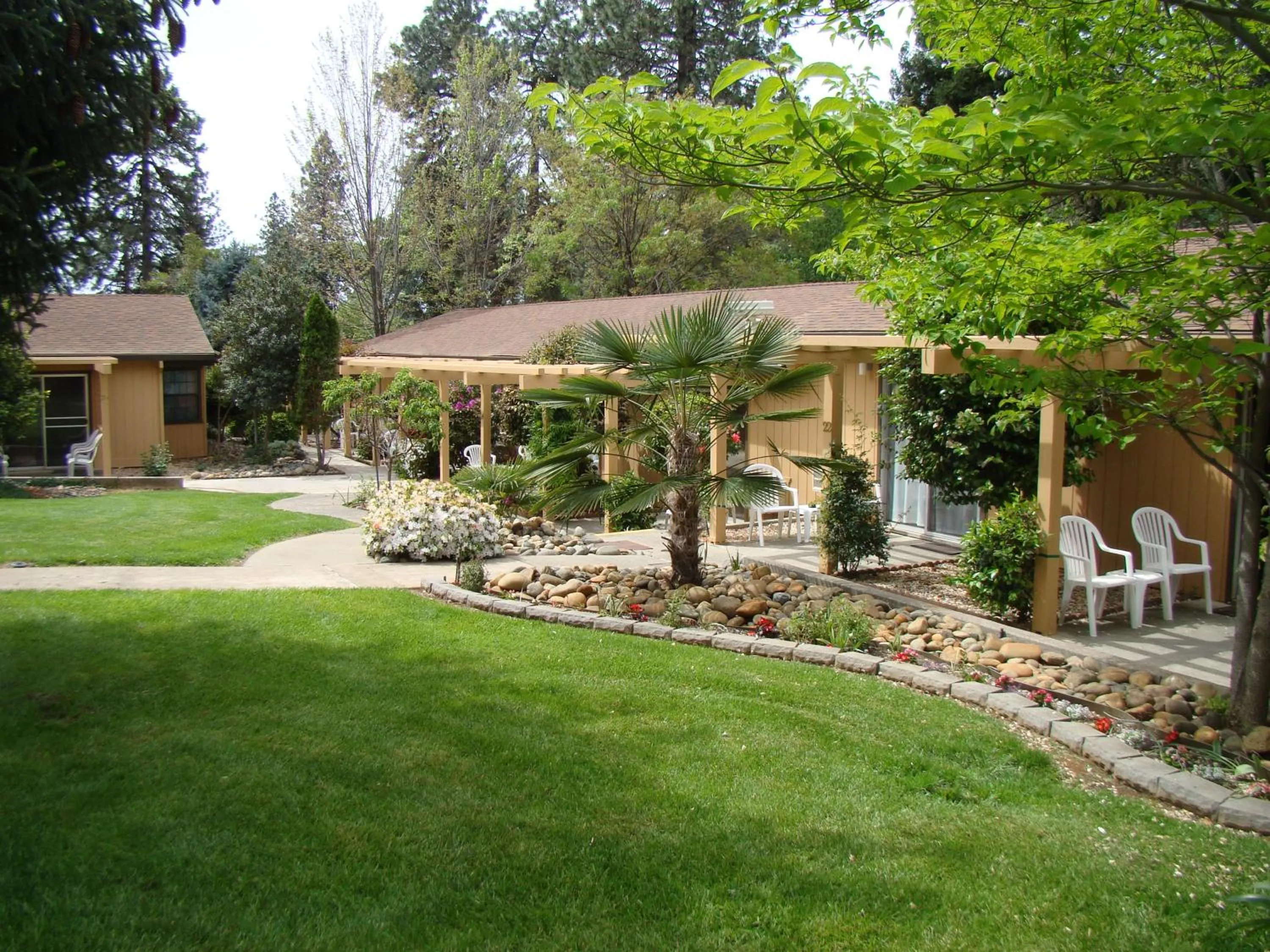 Garden in Ponderosa Gardens Motel