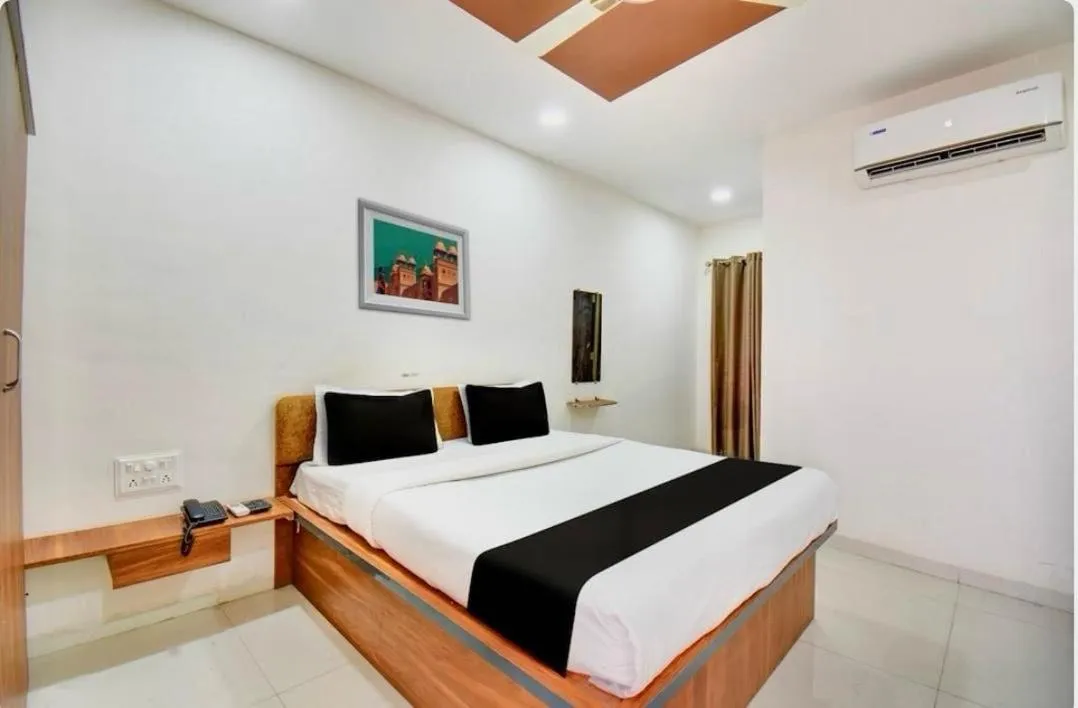 Bedroom, Bed in Hotel O Grand Executive