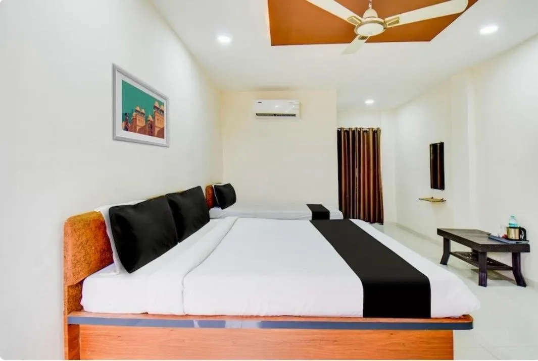 Bedroom, Bed in Hotel O Grand Executive