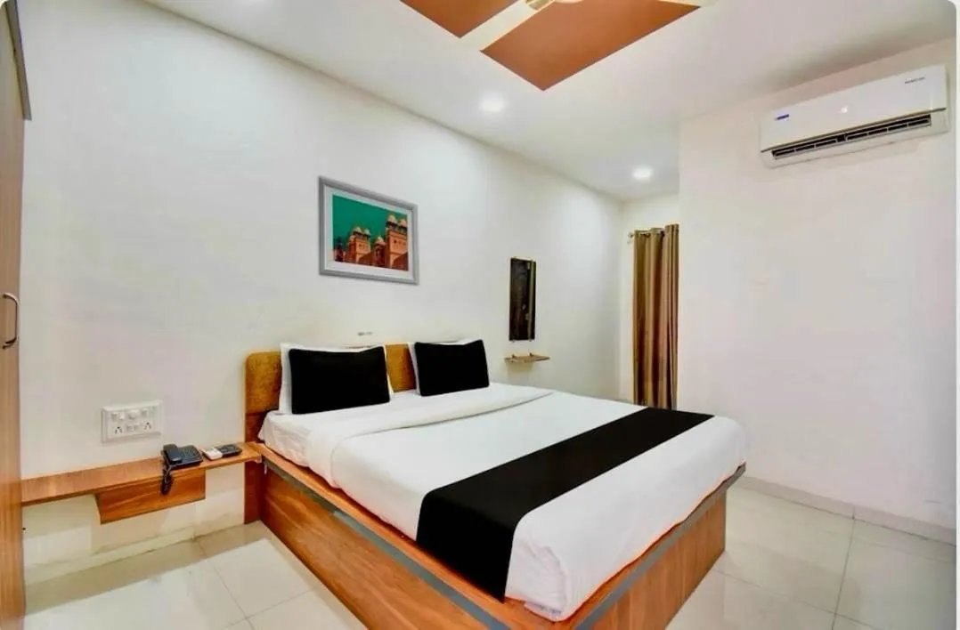 Bedroom, Bed in Hotel O Grand Executive