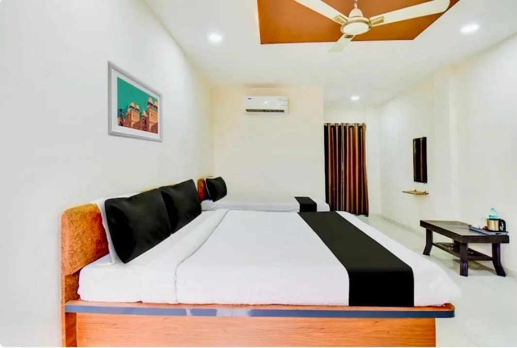 Bedroom, Bed in Hotel O Grand Executive