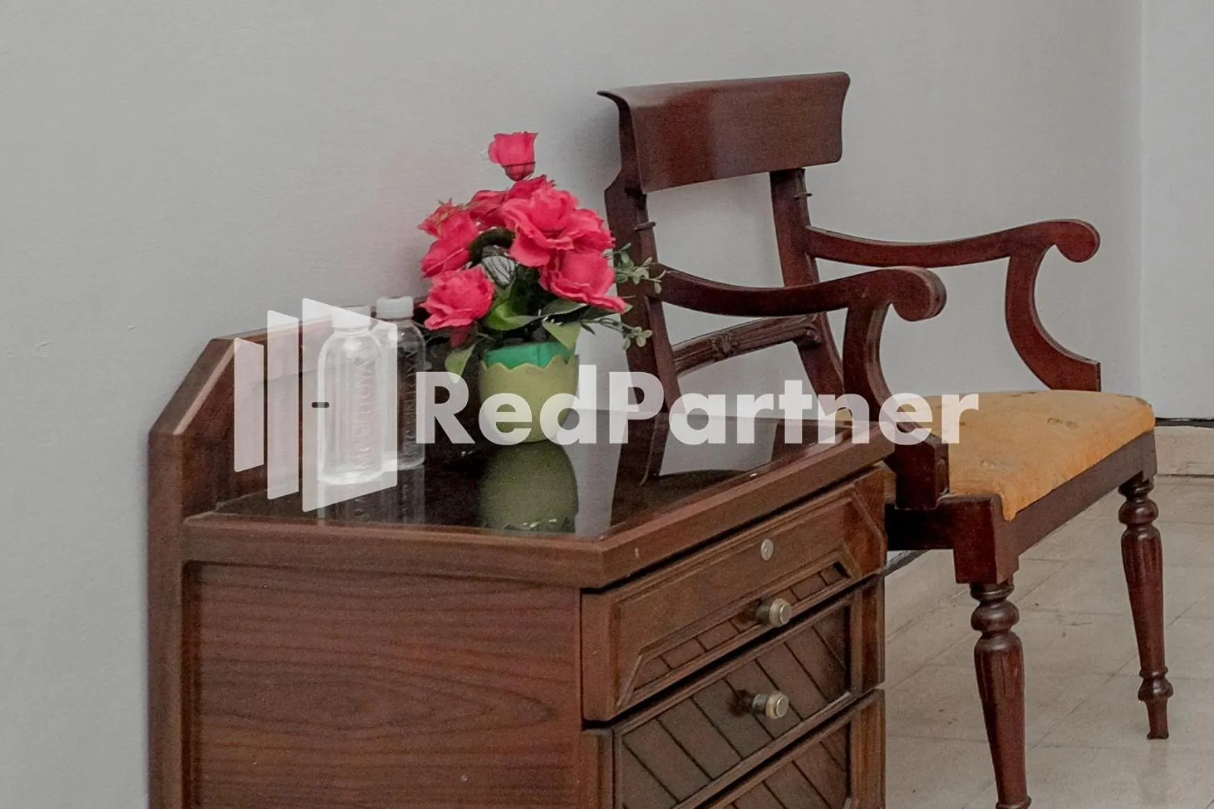 Seating area in Rajawali Guest House Mitra RedDoorz