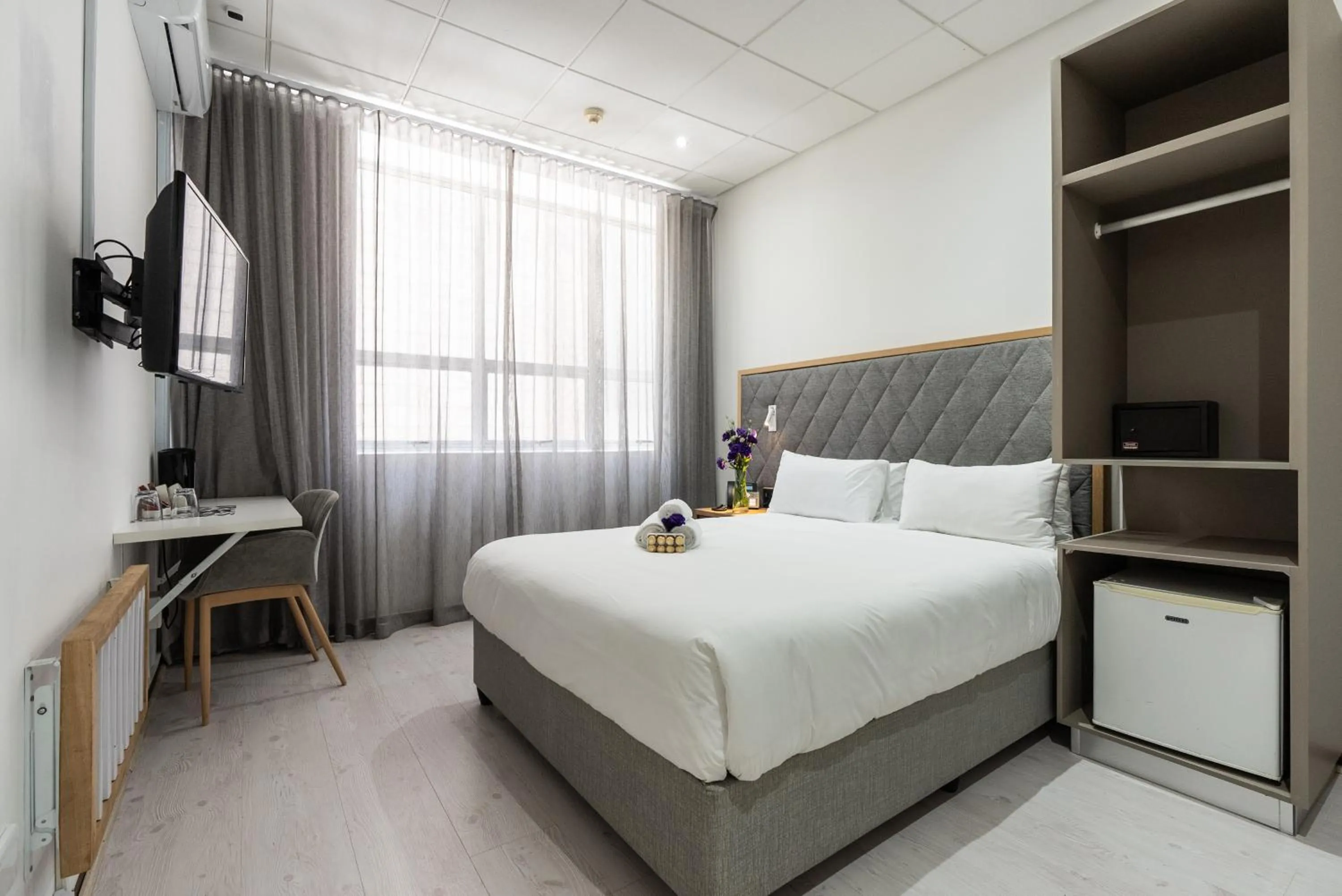 TV and multimedia, Bed in Cape Diamond Boutique Hotel