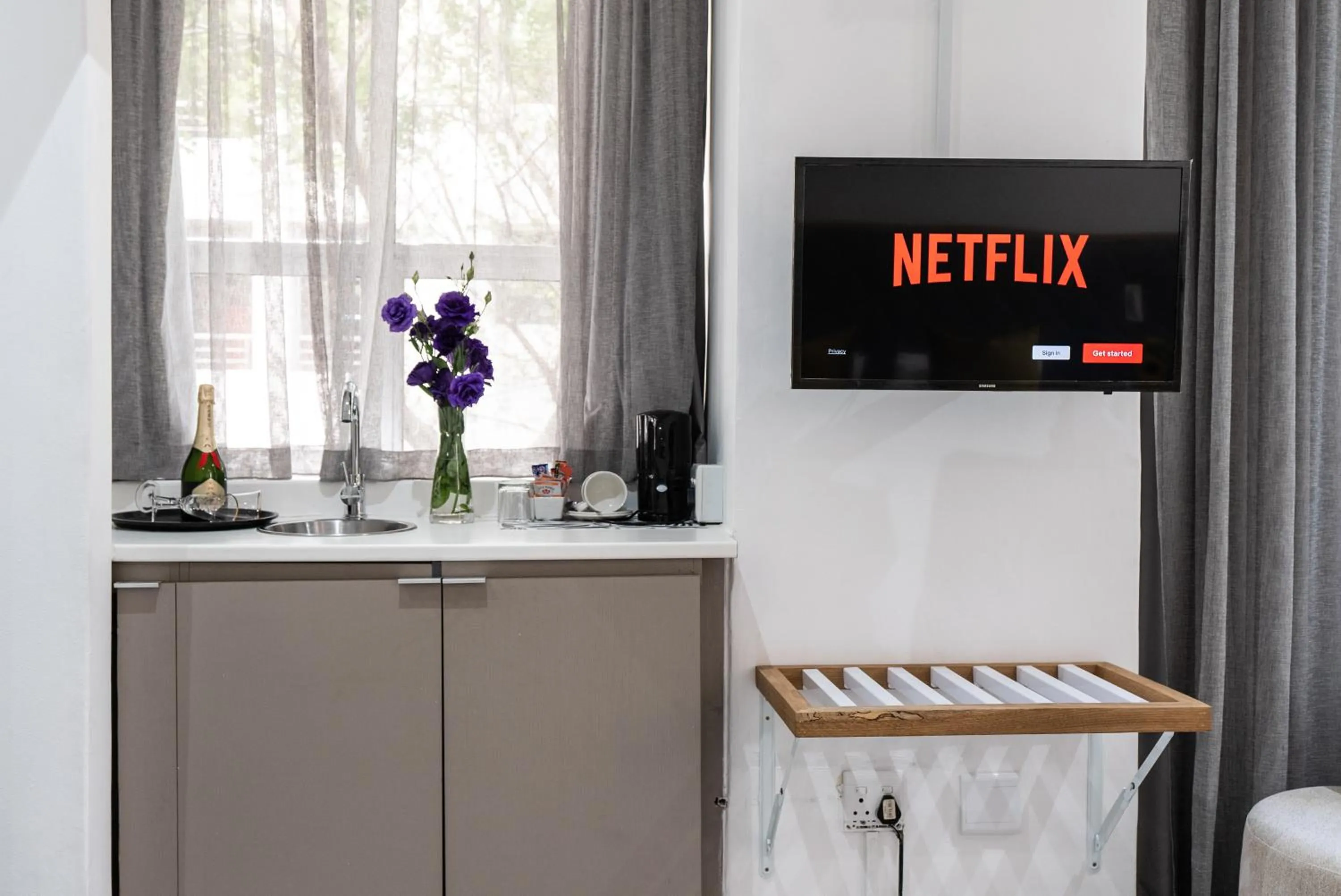 TV and multimedia in Cape Diamond Boutique Hotel